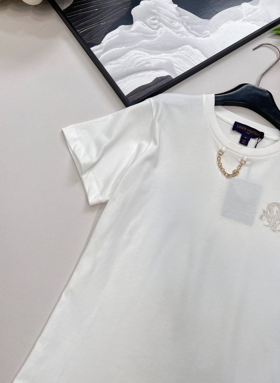 🆕Louis Vuitton新款绣花字母链条短袖T恤，定制YB面料。透气舒适 质感十足 常规T恤版型 采