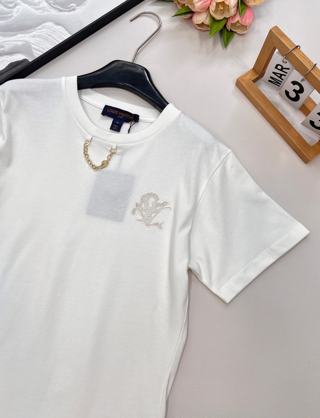 🆕Louis Vuitton新款绣花字母链条短袖T恤，定制YB面料。透气舒适 质感十足 常规T恤版型 采