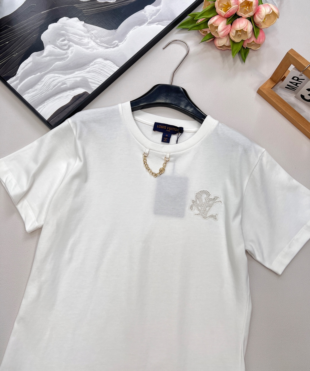 🆕Louis Vuitton新款绣花字母链条短袖T恤，定制YB面料。透气舒适 质感十足 常规T恤版型 采