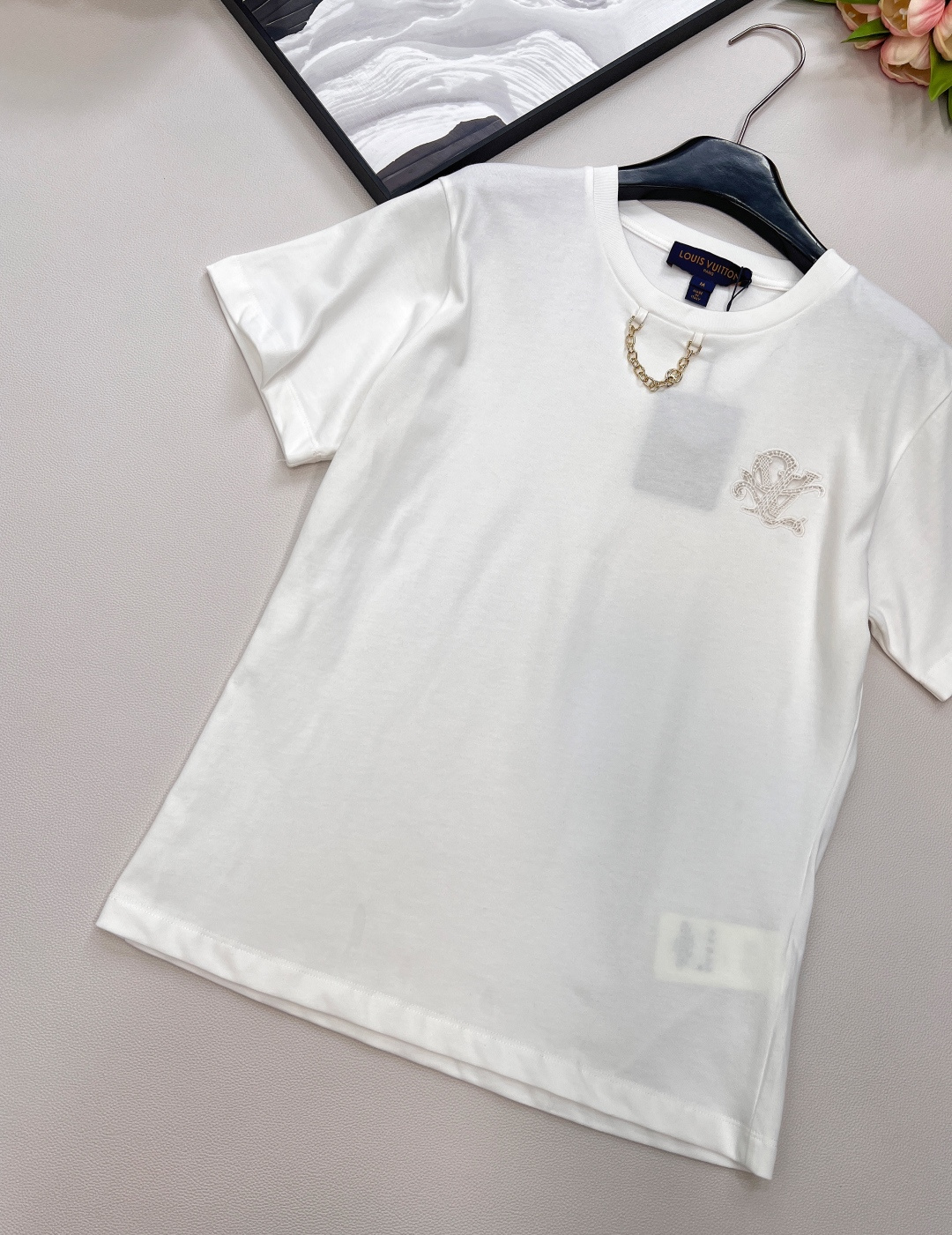 🆕Louis Vuitton新款绣花字母链条短袖T恤，定制YB面料。透气舒适 质感十足 常规T恤版型 采