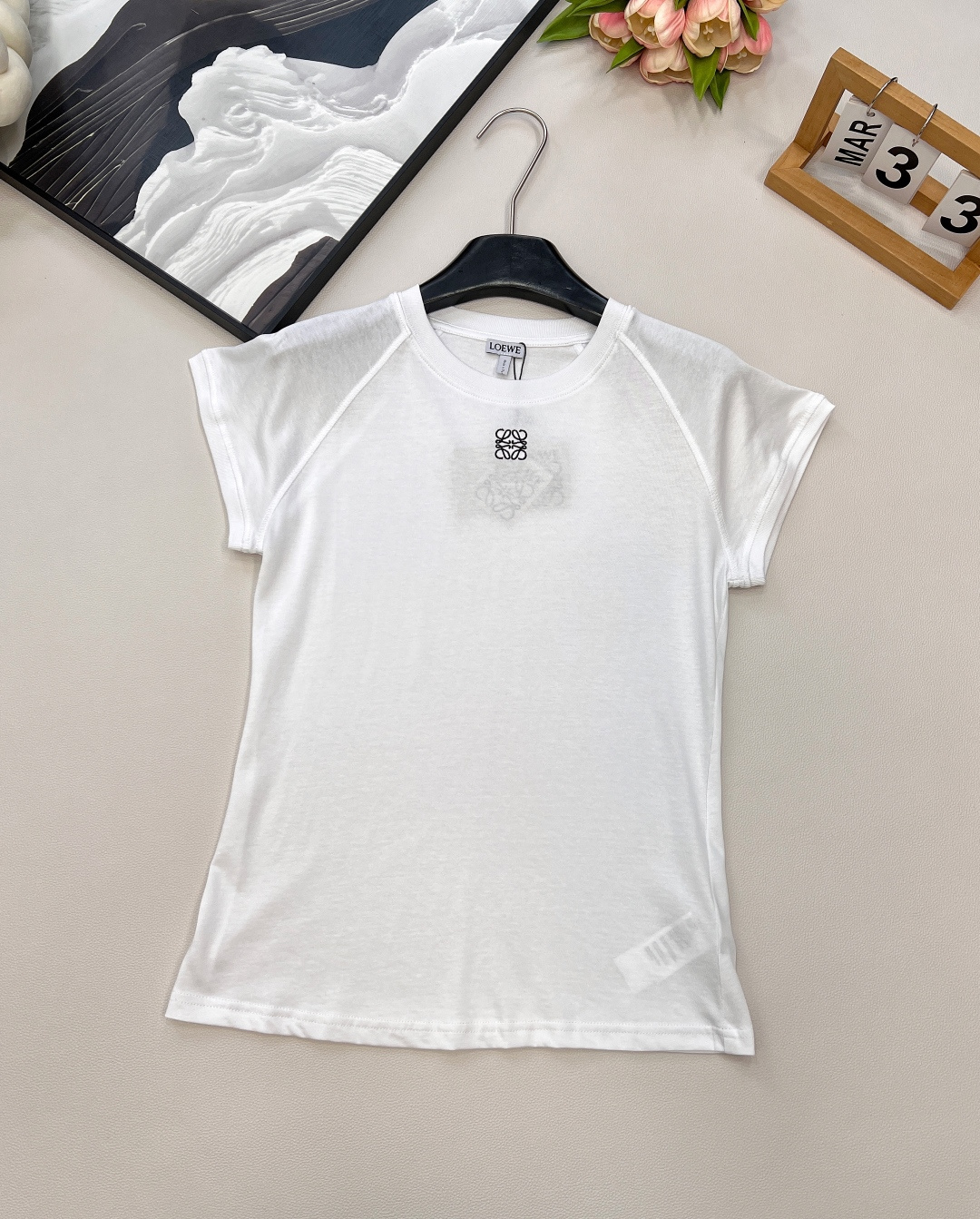 NO:434531,Loewe25Ss spring and summer new summer limited fashionable hot T-shirt | Exclusive yb development!  High-end production!  A classic model that is sold simultaneously with imported pure cotton cabinets. A magical tool for daily matching!  White and rich beauty must be worn in the inner wear low-key and luxurious. The customized fabric has a delicate and soft texture. The classic style is not picky about people and looks slim and versatile!  Two colors are outstanding, three standards are complete!  Size sml code, loewe,tees,t-shirt,alexander wang19860909Loewe25Ss春夏新款夏日限定时髦爆款T恤丨独家yb开发！高版出品！进口纯棉材质柜柜同步卖爆的经典款.日常搭配神器！白富美必入内搭低调奢华.定制面料质感细腻柔软.经典版型不挑人上身显瘦又百搭！两色出,三标齐全！ 尺码sml 编码,,loewe,tees，t-shirt,alexander wang,Women's clothing