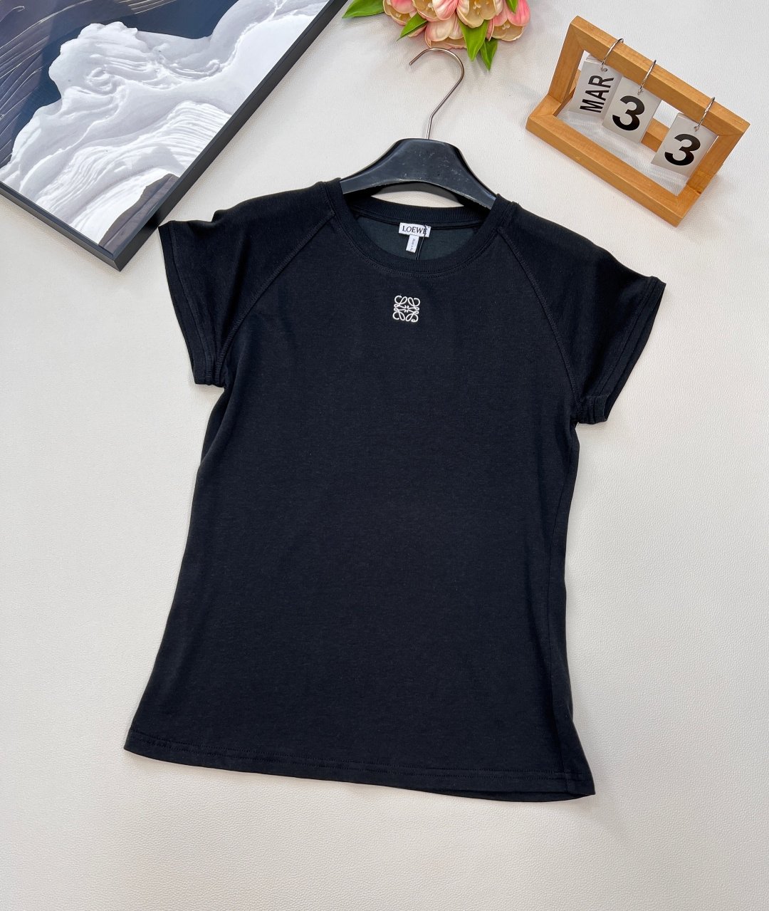 NO:434537,Loewe25Ss spring and summer new summer limited fashionable hot T-shirt | Exclusive yb development!  High-end production!  A classic model that is sold simultaneously with imported pure cotton cabinets. A magical tool for daily matching!  White and rich beauty must be worn in the inner wear low-key and luxurious. The customized fabric has a delicate and soft texture. The classic style is not picky about people and looks slim and versatile!  Two colors are outstanding, three standards are complete!  Size sml code, loewe,tees,t-shirt,alexander wang19860909Loewe25Ss春夏新款夏日限定时髦爆款T恤丨独家yb开发！高版出品！进口纯棉材质柜柜同步卖爆的经典款.日常搭配神器！白富美必入内搭低调奢华.定制面料质感细腻柔软.经典版型不挑人上身显瘦又百搭！两色出,三标齐全！ 尺码sml 编码,,loewe,tees，t-shirt,alexander wang,Women's clothing