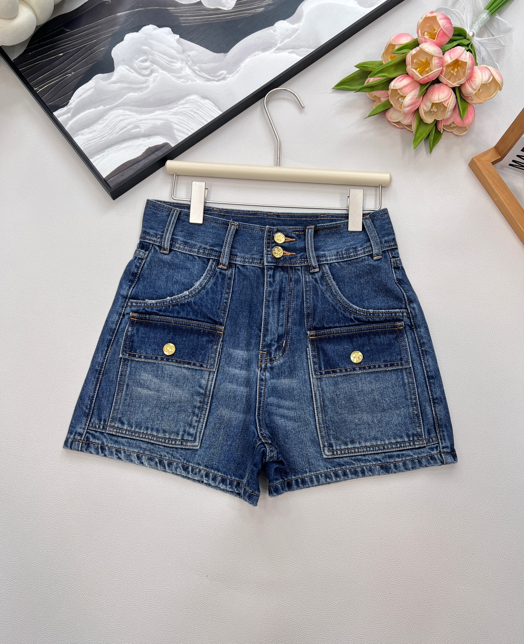NO:434540,CELINE 2025 summer new product, blue high-waist belt loop pocket decorated denim shorts. Custom imported Sailofang denim fabric, double enzyme washing water blue, customized hardware buttons, double pocket design, high-waisted upper body makes your legs look long!  Complete three standards, large-scale products, size sml code, celine, shorts, alexander wang19860909CELINE 2025夏季新品,蓝色高腰腰带环口袋装饰牛仔短裤. 定制进口赛络纺牛仔面料,双重酵素洗水蓝,定制五金纽扣,双口袋设计,高腰版型上身非常显腿长！三标齐全,大货出 尺码sml 编码,,celine,shorts,alexander wang,Women's clothing