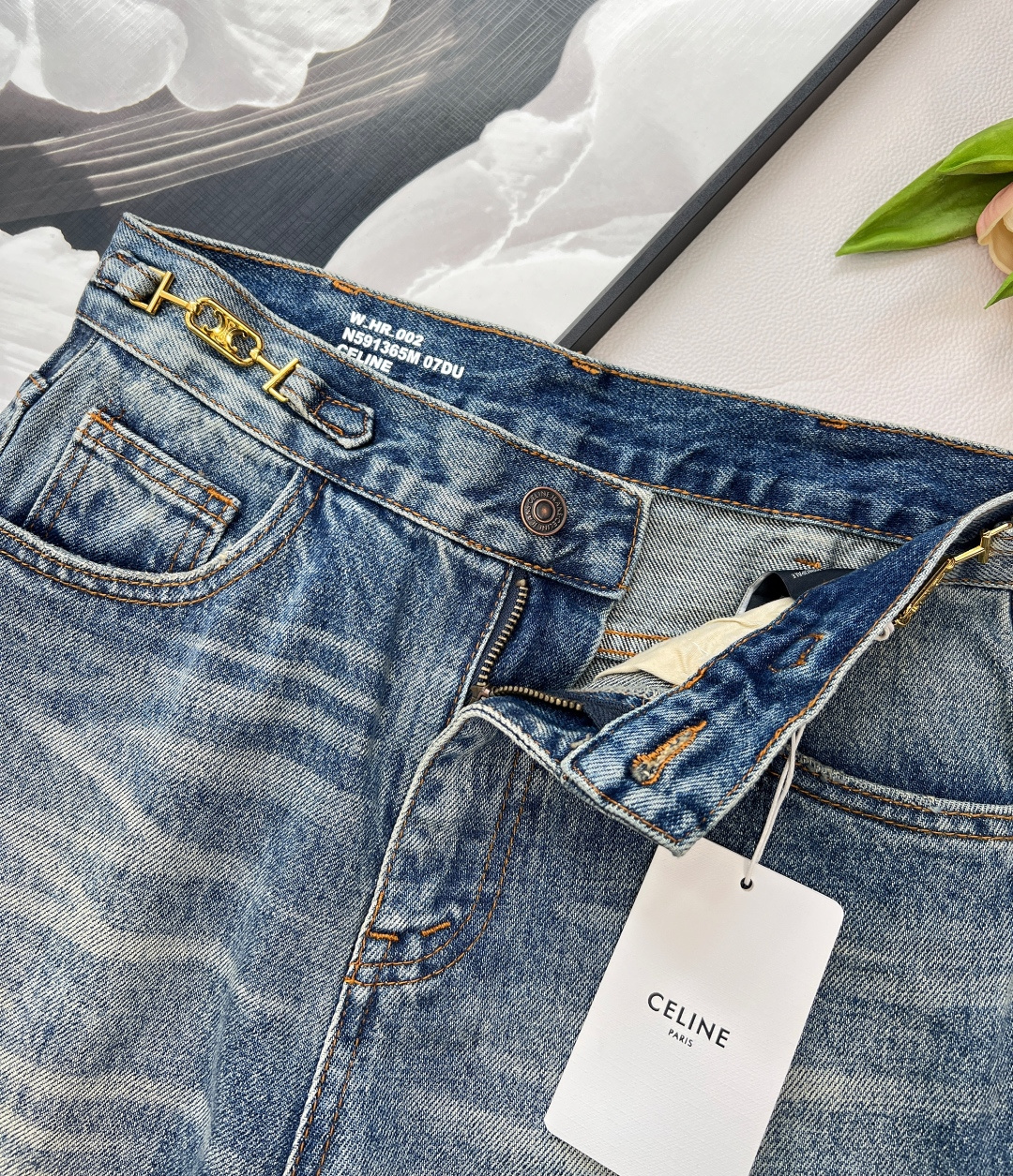🆕CELINE经典版双扣直筒牛仔长裤👖，专柜同款，直筒牛仔裤必是今年的时尚单品洗水进口面料质感超赞[哇]