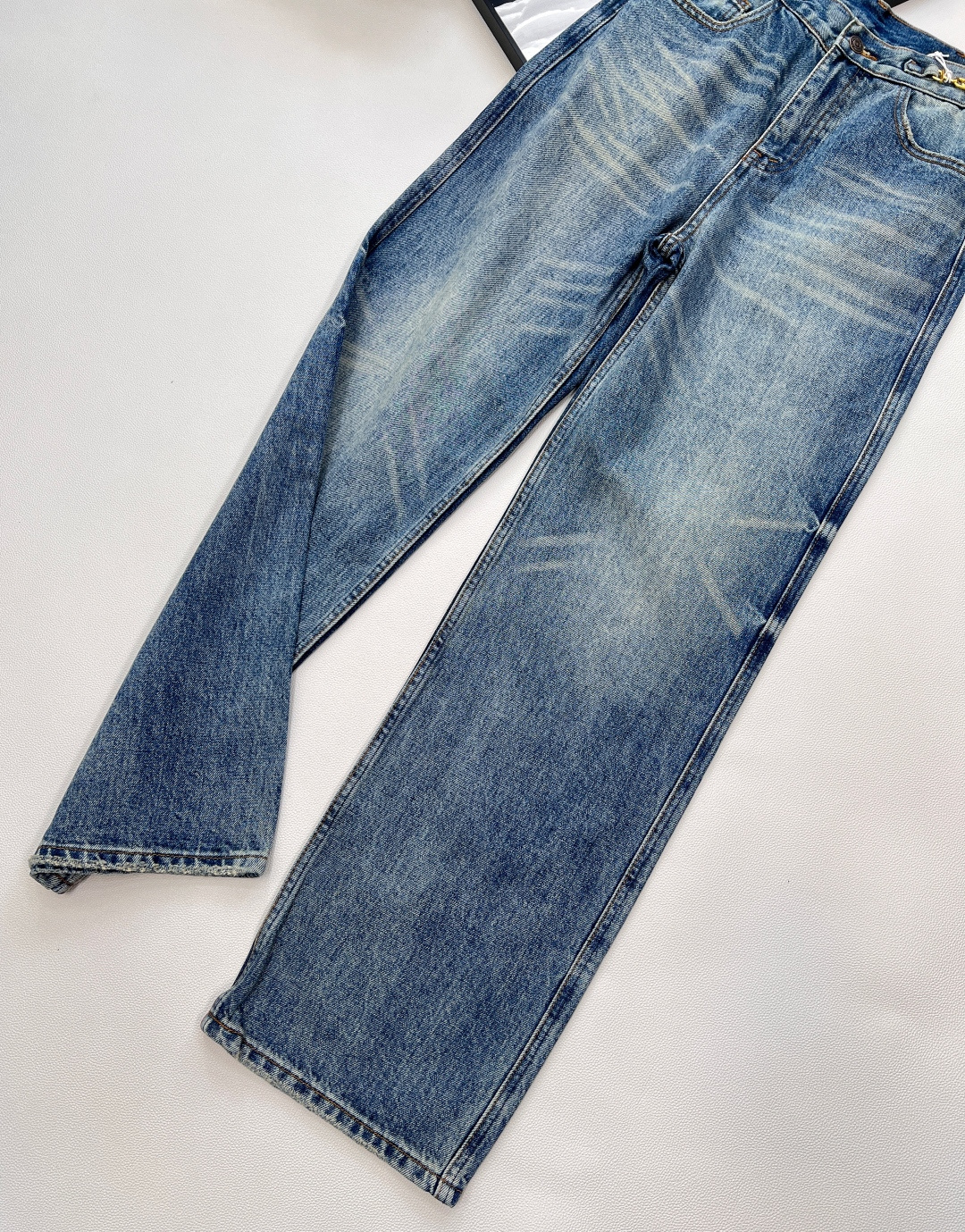 🆕CELINE经典版双扣直筒牛仔长裤👖，专柜同款，直筒牛仔裤必是今年的时尚单品洗水进口面料质感超赞[哇]