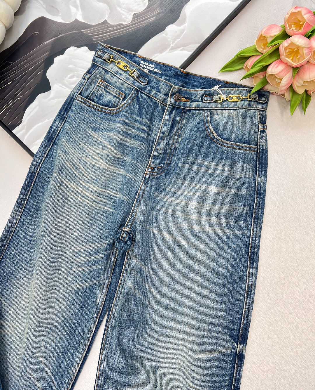 🆕CELINE经典版双扣直筒牛仔长裤👖，专柜同款，直筒牛仔裤必是今年的时尚单品洗水进口面料质感超赞[哇]