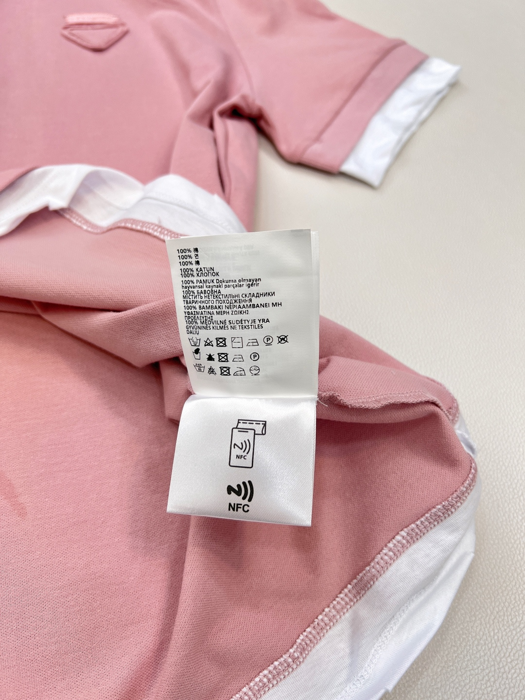 🆕Prada新款撞色假两件𝑝𝑜𝑙𝑜衫，定制YB原生朱地全棉材质 质地轻薄 带有孔洞 吸湿透气 舒适软糯 