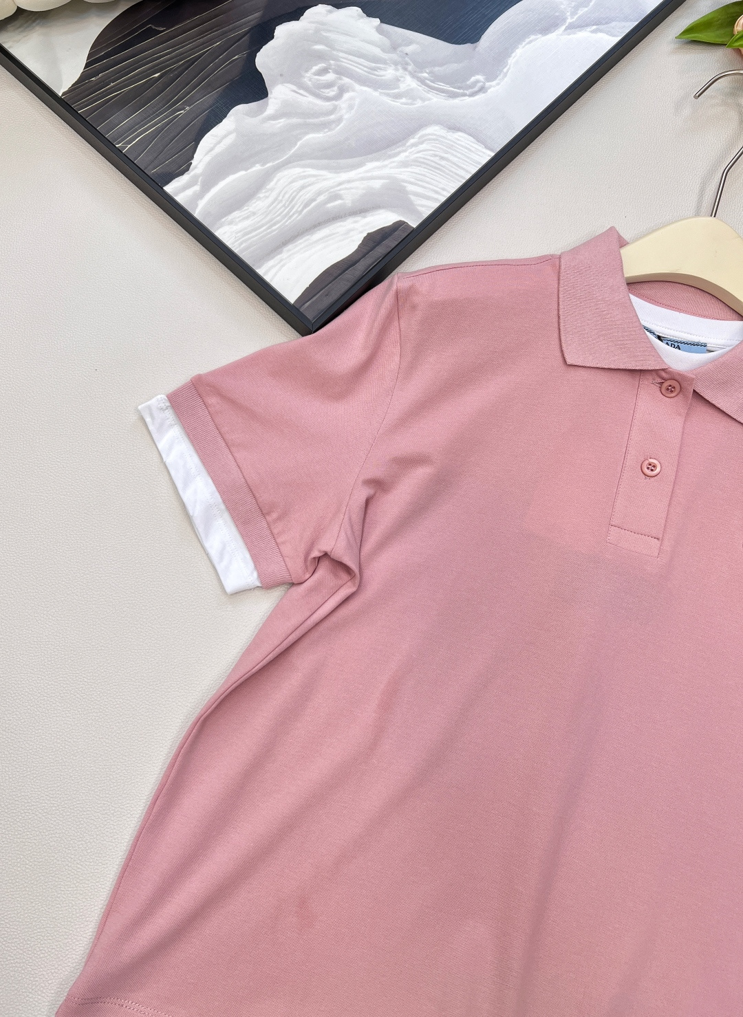 🆕Prada新款撞色假两件𝑝𝑜𝑙𝑜衫，定制YB原生朱地全棉材质 质地轻薄 带有孔洞 吸湿透气 舒适软糯 