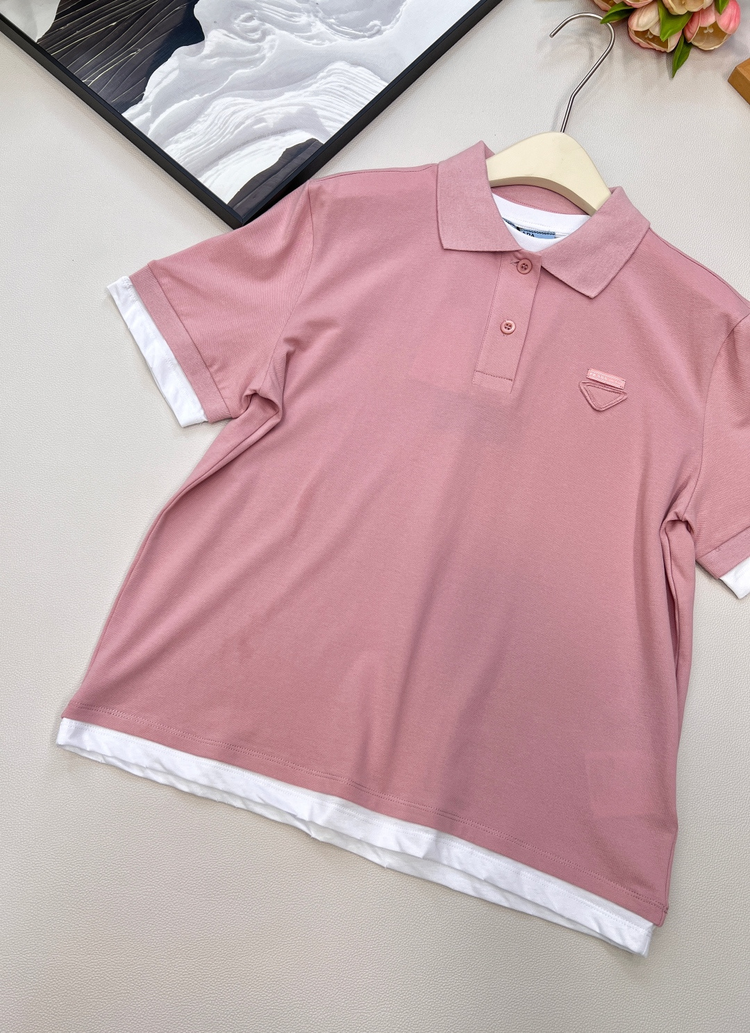 🆕Prada新款撞色假两件𝑝𝑜𝑙𝑜衫，定制YB原生朱地全棉材质 质地轻薄 带有孔洞 吸湿透气 舒适软糯 