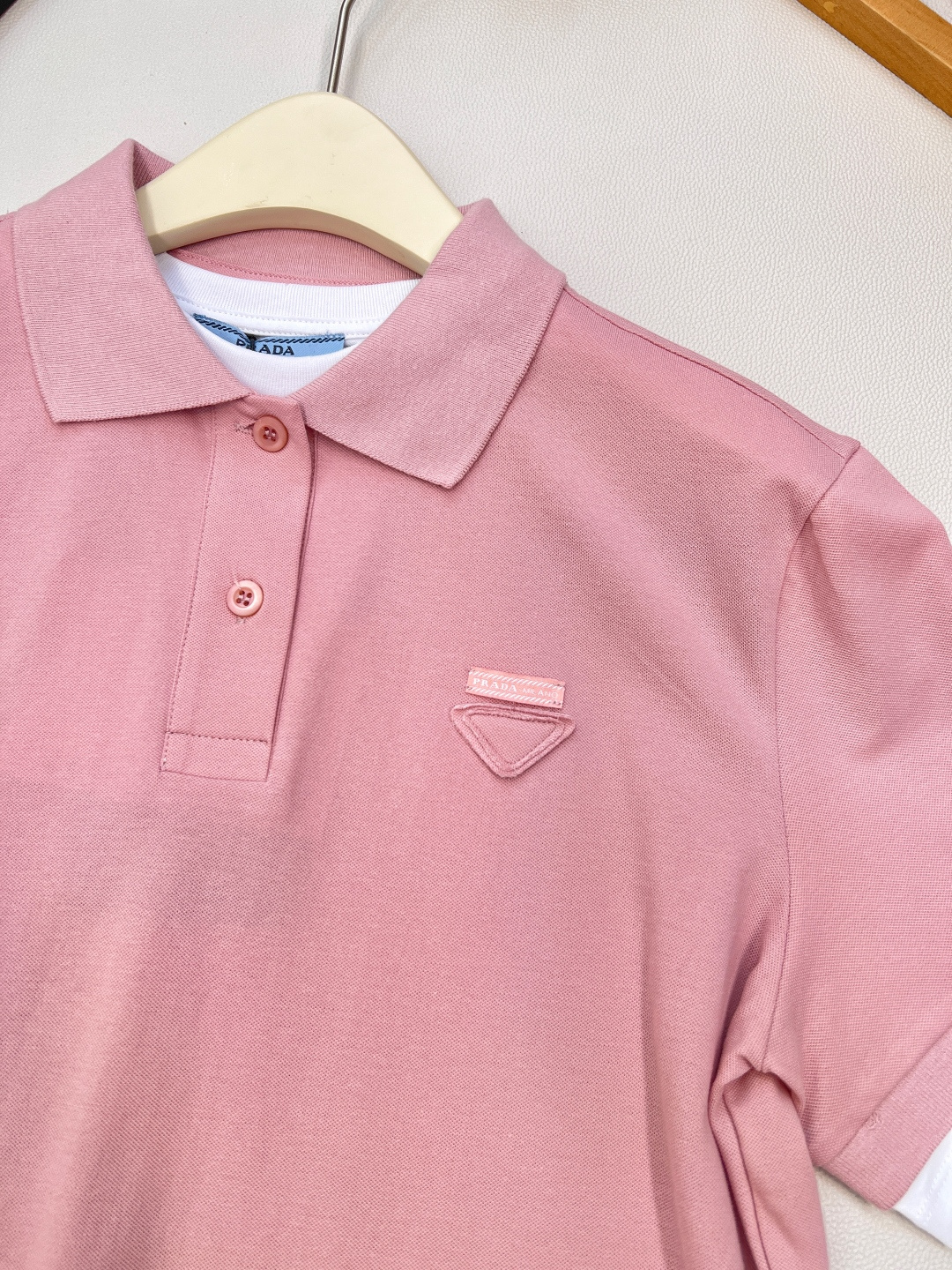 🆕Prada新款撞色假两件𝑝𝑜𝑙𝑜衫，定制YB原生朱地全棉材质 质地轻薄 带有孔洞 吸湿透气 舒适软糯 