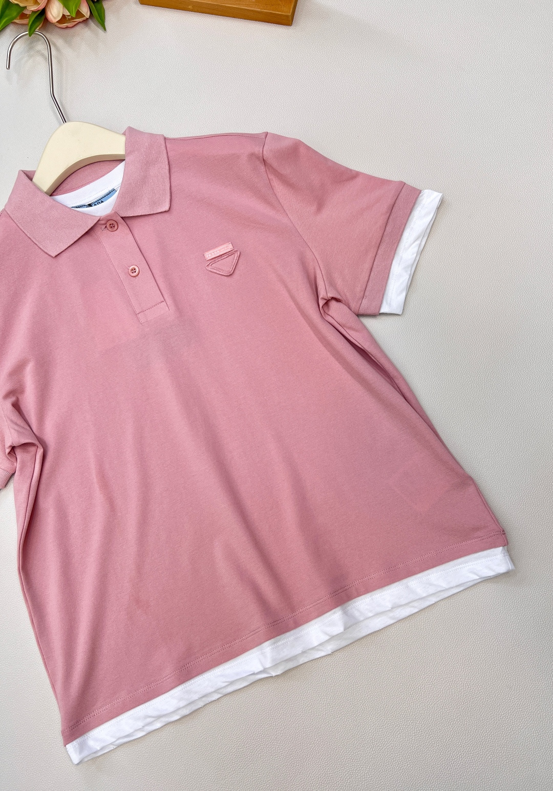 🆕Prada新款撞色假两件𝑝𝑜𝑙𝑜衫，定制YB原生朱地全棉材质 质地轻薄 带有孔洞 吸湿透气 舒适软糯 