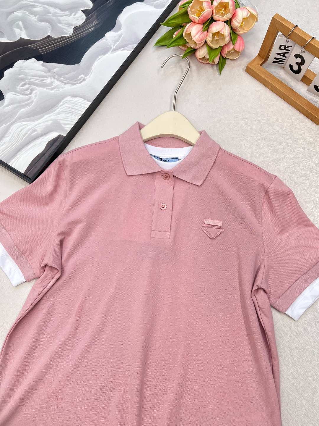 🆕Prada新款撞色假两件𝑝𝑜𝑙𝑜衫，定制YB原生朱地全棉材质 质地轻薄 带有孔洞 吸湿透气 舒适软糯 