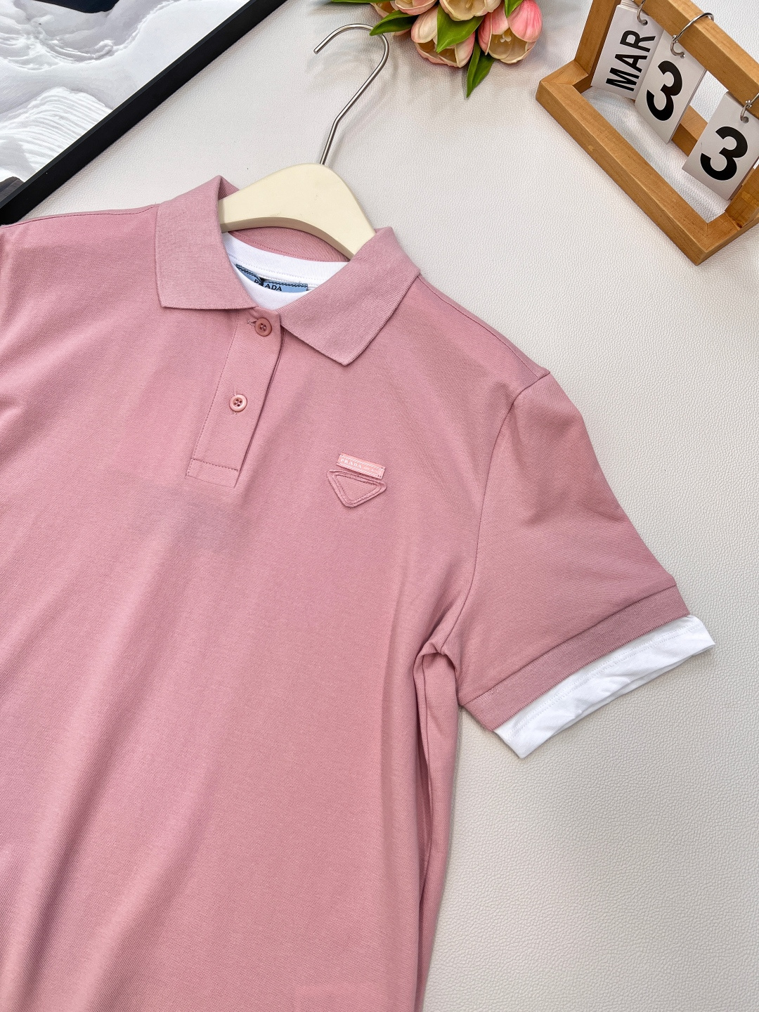 🆕Prada新款撞色假两件𝑝𝑜𝑙𝑜衫，定制YB原生朱地全棉材质 质地轻薄 带有孔洞 吸湿透气 舒适软糯 