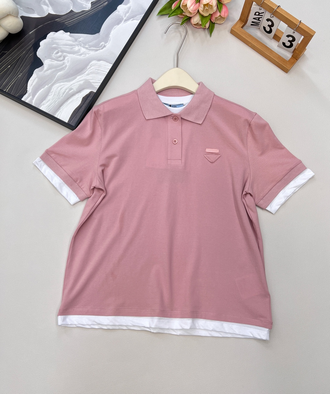 NO:434523,Prada2025 new contrasting color fake two-piece shirt, customized YB native red cotton material, light texture, holes, moisture absorption and breathable, comfortable and soft, lapel half-pallet short-sleeved fake two-piece style, white base is exposed at the neckline cuffs and hem, the outer layer of pink and blue optional refreshing colors are different, forming a collision, rich design layering, triangular logos are embellished on the chest to highlight the brand's high-end style, ready-made garments are comfortable and elastic, adding vitality to the outfit, no need to deliberately add decoration, can demonstrate the brand's charm, age-reducing style, custom face accessories, accurate version, high version, 2 colors are complete and complete!  Size sml code, prada, T-shirt, alexander wang19860909Prada2025新款撞色假两件衫,定制YB原生朱地全棉材质 质地轻薄 带有孔洞 吸湿透气 舒适软糯 翻领半开襟短袖假两件版型 白色打底在领口袖口和下摆露出 外层粉蓝可选的清爽彩色相异 形成碰撞 设计层次感丰富 胸前位置点缀三角徽标 彰显品牌高级格调 成衣舒适有弹力 为穿搭增添活力 无需刻意加饰 即可彰显品牌魅力 减龄洋气 定制面辅料 认准版本 高版本 2色出三标齐全！ 尺码sml 编码,,prada,T-shirt,alexander wang,Women's clothing