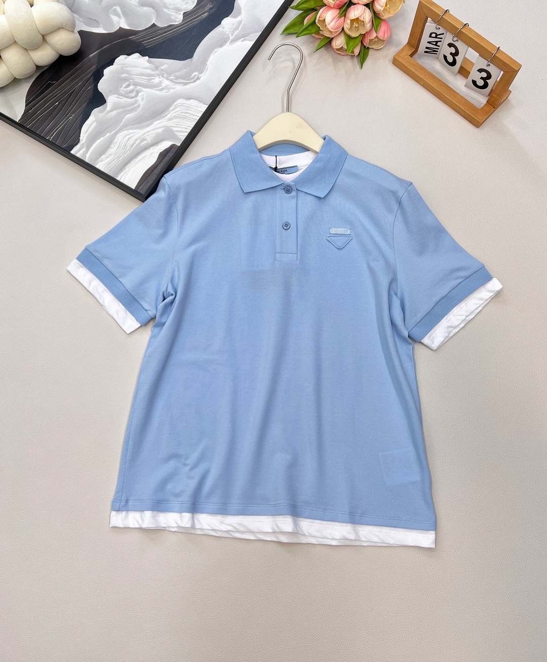 NO:434529,Prada2025 new contrasting color fake two-piece shirt, customized YB native red cotton material, light texture, holes, moisture absorption and breathable, comfortable and soft, lapel half-pallet short-sleeved fake two-piece style, white base is exposed at the neckline cuffs and hem, the outer layer of pink and blue optional refreshing colors are different, forming a collision, rich design layering, triangular logos are embellished on the chest to highlight the brand's high-end style, ready-made garments are comfortable and elastic, adding vitality to the outfit, no need to deliberately add decoration, can demonstrate the brand's charm, age-reducing style, custom face accessories, accurate version, high version, 2 colors are complete and complete!  Size sml code, prada, T-shirt, alexander wang19860909Prada2025新款撞色假两件衫,定制YB原生朱地全棉材质 质地轻薄 带有孔洞 吸湿透气 舒适软糯 翻领半开襟短袖假两件版型 白色打底在领口袖口和下摆露出 外层粉蓝可选的清爽彩色相异 形成碰撞 设计层次感丰富 胸前位置点缀三角徽标 彰显品牌高级格调 成衣舒适有弹力 为穿搭增添活力 无需刻意加饰 即可彰显品牌魅力 减龄洋气 定制面辅料 认准版本 高版本 2色出三标齐全！ 尺码sml 编码,,prada,T-shirt,alexander wang,Women's clothing