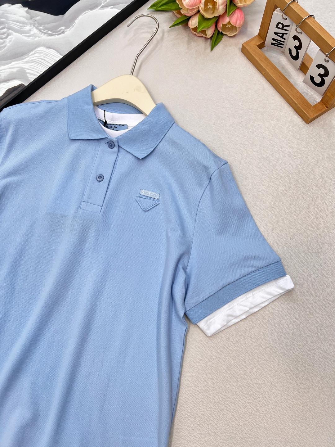 🆕Prada新款撞色假两件𝑝𝑜𝑙𝑜衫，定制YB原生朱地全棉材质 质地轻薄 带有孔洞 吸湿透气 舒适软糯 