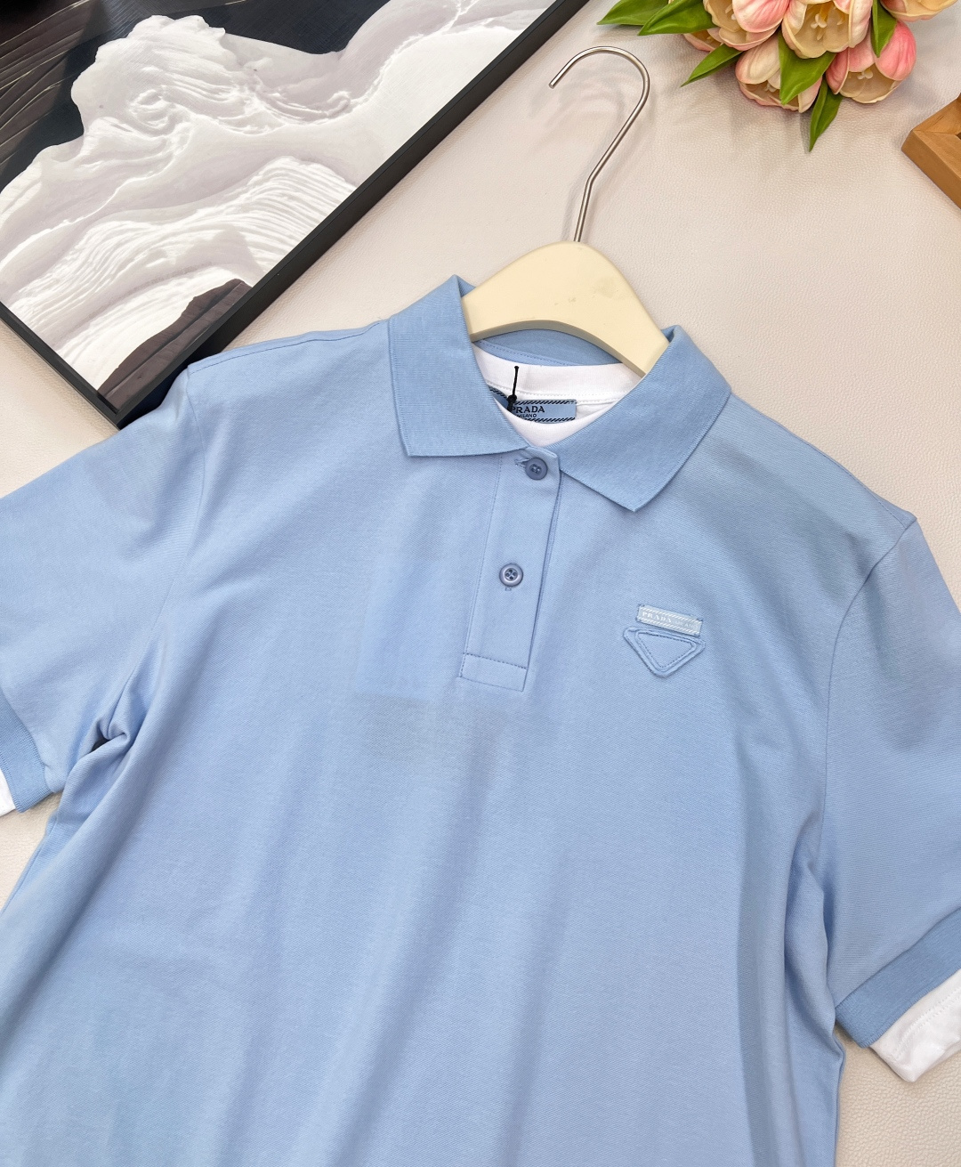 🆕Prada新款撞色假两件𝑝𝑜𝑙𝑜衫，定制YB原生朱地全棉材质 质地轻薄 带有孔洞 吸湿透气 舒适软糯 