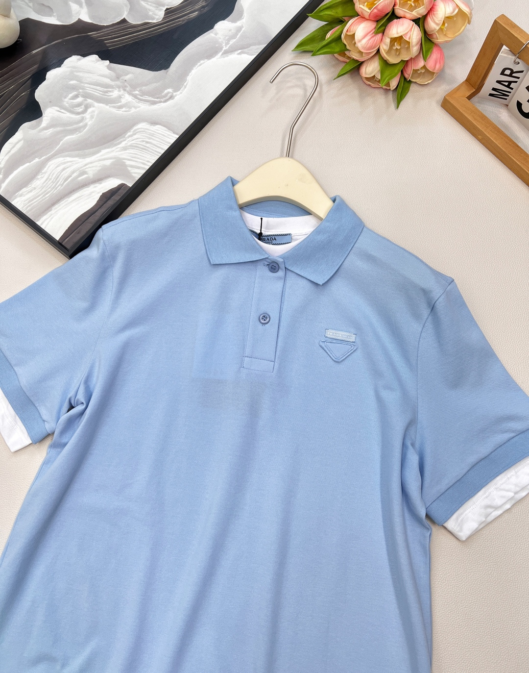 🆕Prada新款撞色假两件𝑝𝑜𝑙𝑜衫，定制YB原生朱地全棉材质 质地轻薄 带有孔洞 吸湿透气 舒适软糯 