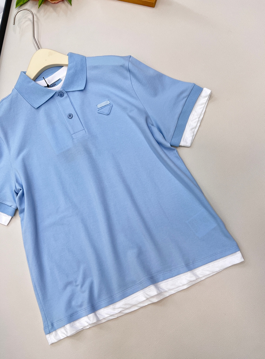 🆕Prada新款撞色假两件𝑝𝑜𝑙𝑜衫，定制YB原生朱地全棉材质 质地轻薄 带有孔洞 吸湿透气 舒适软糯 