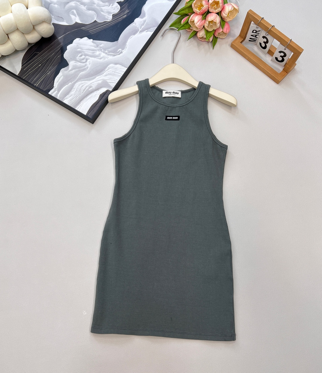 NO:434541,Miumiu's new gray-green black-label elastic vest skirt is a very versatile vest skirt. It is heavy on craftsmanship, but it does not give people a feeling of complexity. The style is infinite, cool and fashionable, light and comfortable. Functional outfit is the kind that can change the style by changing personal matching. The base is very good to wear. Slim fit style, old-fashioned hole treatment on the neckline, and a complete set of three-standard products. Size sml code,,miumiu, skirts, alexander wang19860909Miumiu新款灰绿色黑标弹力背心裙,很万能的一件背心裙.重工艺,但又不会给人太繁复的感觉 风格无限,又酷又时髦,轻薄舒适 机能感穿搭 属于换个人搭配就能换种风格的那种 打底单穿都很好看 修身版型,领口做旧破洞处理,三标齐全大货出 尺码sml 编码,,miumiu,skirts,alexander wang,Women's clothing