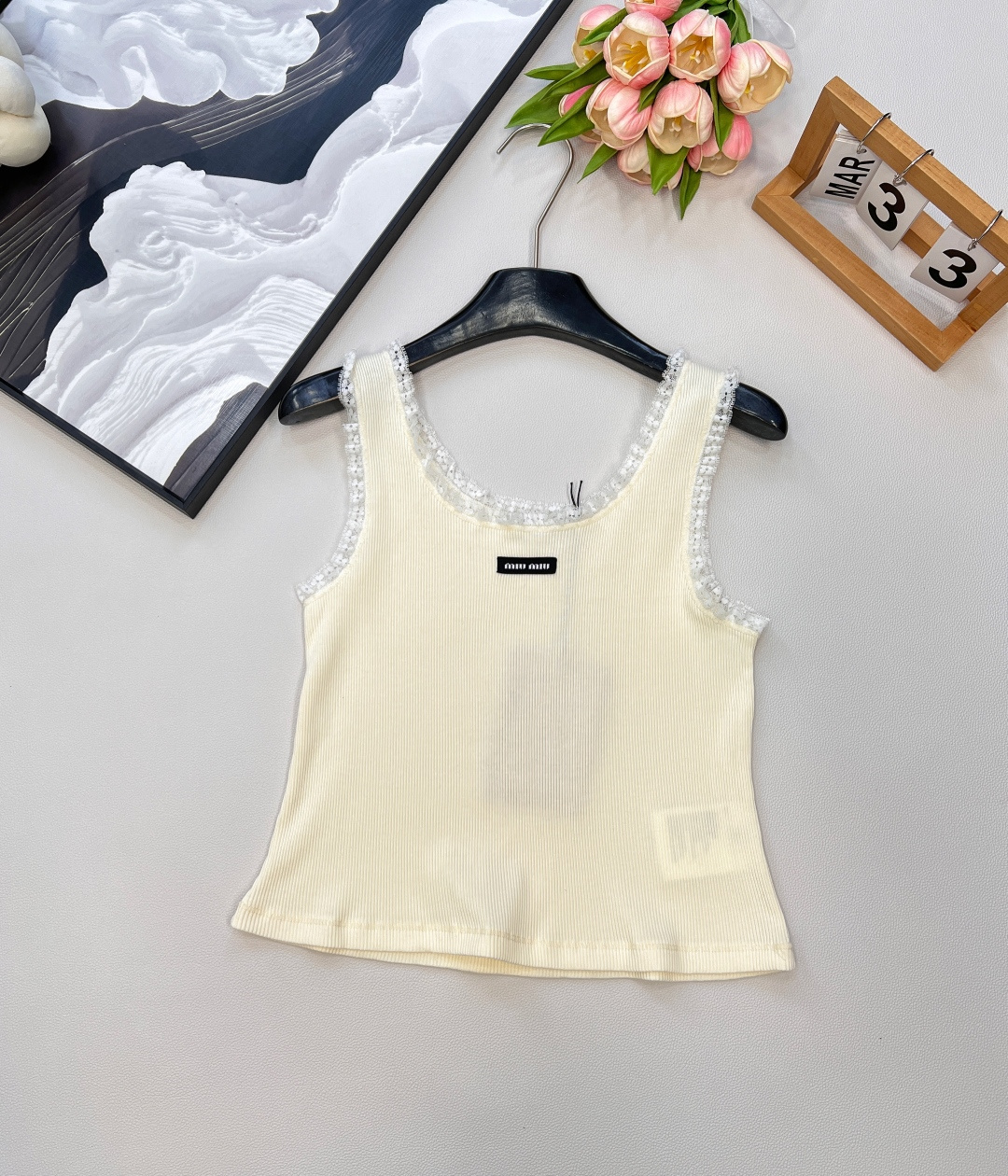 NO:434559,Miumiu25SS early autumn new Miumiu Pin lace threaded vest, fashionable and exquisite!  The texture of the vertical pit strips runs through the whole body, hides the flesh and makes you look slim. It comes with a literary filter~ A circle of wavy lace on the neckline, and the retro tone is full, and the details are ecstatic!  The letter logo on the chest is exquisite and low-key to show your identity~ The regular version is super inclusive, elastic and not tight online, sweet and fashionable, easy to wear to create a gentle and fashionable feeling, early autumn atmosphere is all three-mark, large-scale products are available SML code, Miumiu, alexander wang19860909Miumiu25SS早秋新款缪缪拼蕾丝花边螺纹背心,时髦精必入！ 竖坑条纹理贯穿通体,藏肉显瘦 自带文艺滤镜~ 领口一圈波浪蕾丝花边 复古腔调拉满,细节控狂喜！ 胸前字母徽标 精致感拿捏,低调彰显身份~ 常规版型超包容,弹力在线不紧绷 甜美又洋气,轻松穿出温柔时髦感,早秋氛围感穿搭就靠它啦三标齐全,大货出 尺码sml 编码,,miumiu,alexander wang,Women's clothing