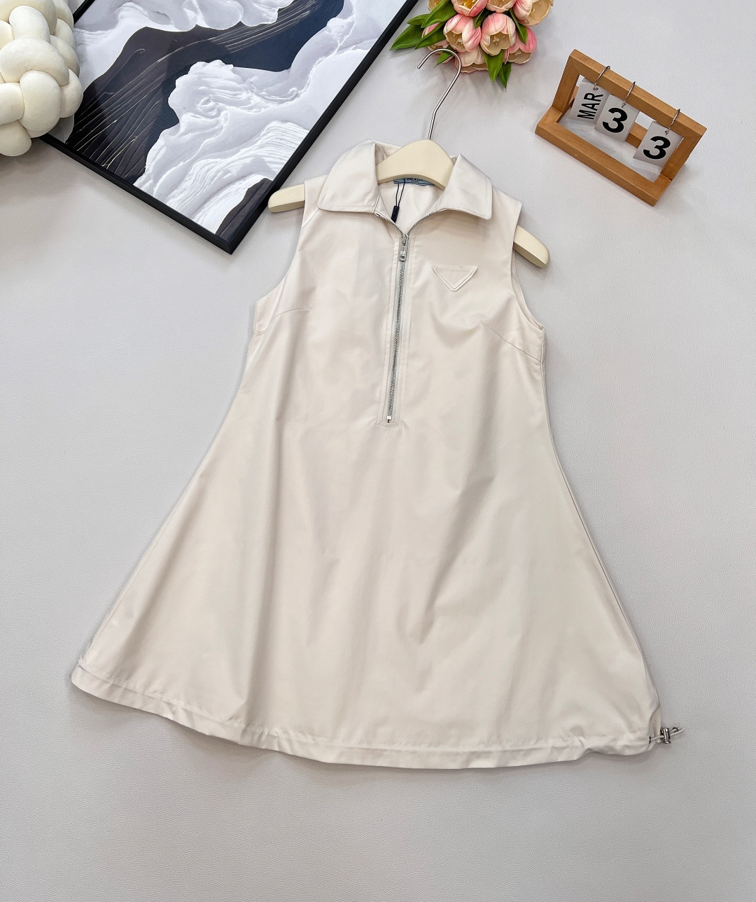 NO:434567,Prada2025SS new sleeveless dress, customized with YB imported environmentally friendly recycled nylon material, textured and shiny, crisp and stylish, lapel sleeveless dress tailoring, ready-to-wear large-size color uses tailoring and details to enhance the exquisiteness, the front half-clad zipper design, adjust the elastic slit at will, and is easier to put on and off. The waist is three-dimensional cut to achieve the purpose of waist-closing, which echoes the triangle logo on the chest, outlines the graceful body, modify the lines, and low-key to highlight the brand style. A versatile dress with both fashion and practicality. The upper body is fashionable and fashionable. Customized surface accessories, complete three standards!  Large-scale size sml code, prada, skirts, alexander wang19860909Prada2025SS新款无袖连衣裙,定制YB进口环保再生尼龙材质 质感光泽 挺括有型 翻领无袖连衣裙剪裁 成衣大体素色利用剪裁和细节提升精致度 前襟半开襟拉链设计 随意调节松紧开衩更方便穿脱 腰间立体裁剪 达到收腰目的 与胸前三角徽标呼应平添利落感 勾勒曼妙身形 修饰线条 低调彰显品牌风格 时尚与实用兼备的四季百搭连衣裙 上身潮流洋气 定制面辅料 ,三标齐全！大货出 尺码sml 编码,,prada,skirts,alexander wang,Women's clothing