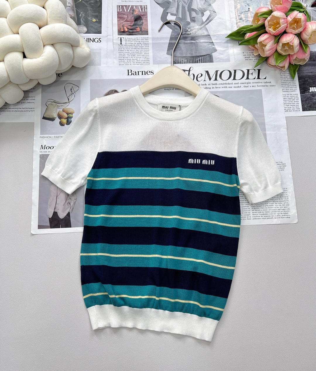 NO:434978,Miu Miu striped color-blocked knitted short sleeves, fashionable people’s summer needs Miu Miu This striped knitted short sleeves directly weld the “high-end slack feeling” to the body. The thin knitted fabric is soft and like being wrapped in clouds. It is breathable in summer and does not sweat, making it look great!  The color-blocking stripe design is simple and scheming. The blue and green/gray red color combination comes with a fashionable filter, and the high-end feel is full~ The universal and versatile attributes are paired with shorts = refreshing and relaxed, and a skirt = sweet and fashionable. Even suit pants can be worn to show a lazy and luxurious look. The real 'whoever wears it looks good'!  A practical treasure that is worth buying, fashionable and fast lock!  Complete three standards, two colors, size sml code, miumiu, skirts, shorts, T-shirt, business suit, alexander wang19860909Miu Miu 条纹拼色针织短袖 ,时尚人的夏日刚需Miu Miu 这件条纹针织短袖,直接把「高级松弛感」焊在身上 薄款针织面料软乎乎像被云朵裹住,夏天穿透气不闷汗,贴肤感绝了！ 拼色条纹设计简约又藏小心机,蓝绿/灰红配色自带时髦滤镜,高级感拉满～ 万能百搭属性配短裤=清爽松弛,搭半裙=甜飒时髦,甚至配西装裤都能穿出慵懒贵气,真正的「谁穿谁好看」！入手不亏的实用宝藏,时髦精速锁！三标齐全,两色出 尺码sml 编码,,miumiu,skirts,shorts,T-shirt,business suit,alexander wang,Women's clothing
