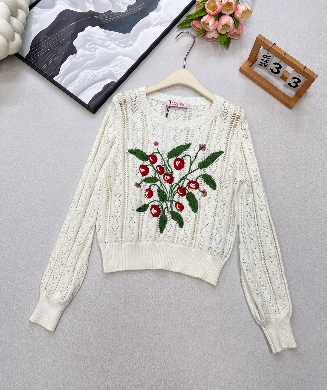 NO:434981,Valentino's new Valentino flower embroidery hollow knitted long sleeves. The atmosphere of rich flowers in the world. The retro palace style god clothes that were asked!  Valentino's knitted top is directly worn with 'romantic and noble' on the body. The hollow + embroidered double buff exquisite hollow weave pattern reveals small sexy, the three-dimensional flower embroidery is vivid and high-end, and the retro tone is full~ The loose silhouette design hides the flesh and makes you look slimming!  No matter what body shape, it will be relaxed, lazy and fashionable when worn~ Two colors can be selected from dark colors, mysterious and elegant, with a sense of story; white is fresh and gentle, like wearing spring flowers on your body. Wearing alone is the focus of the street, and layering of inner layers is even more amazing!  With a high-waisted skirt = French lazy style, jeans = sweet and cool mix, easy to grasp the atmosphere of 'Rich Flowers in the World', complete three standards, two colors, size sml code, valentino, valentino, skirts, jeans, alexander wang19860909Valentino 新款华伦天奴花朵刺绣镂空针织长袖.人间富贵花氛围感 被问爆的复古宫廷风神衣！Valentino 这件针织上衣,直接把「浪漫贵气」穿在身上 镂空+刺绣双buff精致镂空织纹透着小性感,立体花朵刺绣鲜活又高级,复古腔调拉满～ 宽松廓形设计藏肉显瘦一把手！不管什么身材,套上就自带松弛感,慵懒又时髦～ 双色可选深色神秘优雅,自带故事感；白色清新温柔,像把春日繁花穿在身上 单穿是街头焦点,内搭叠穿更绝！配高腰裙=法式慵懒,搭牛仔裤=甜酷混搭,轻松拿捏「人间富贵花」氛围感 ,三标齐全,两色出 尺码sml 编码,,valentino,valentino,skirts,jeans,alexander wang,Women's clothing