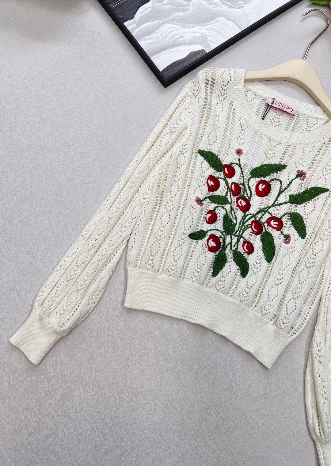 🆕Valentino 新款华伦天奴花朵刺绣镂空针织长袖。人间富贵花氛围感💐 被问爆的复古宫廷风神衣！Va