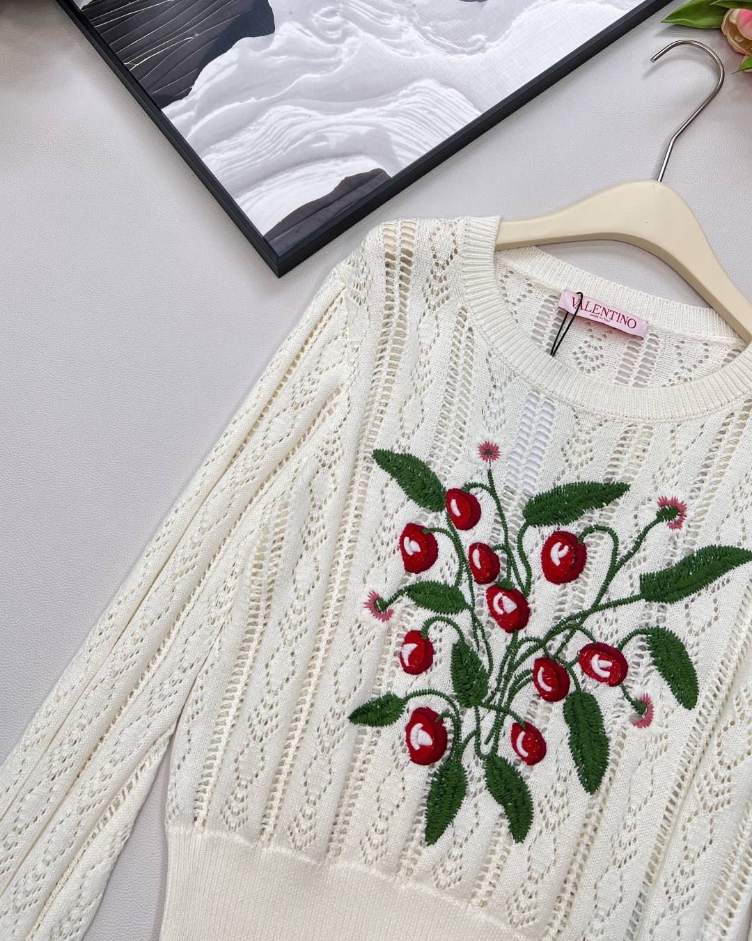 🆕Valentino 新款华伦天奴花朵刺绣镂空针织长袖。人间富贵花氛围感💐 被问爆的复古宫廷风神衣！Va