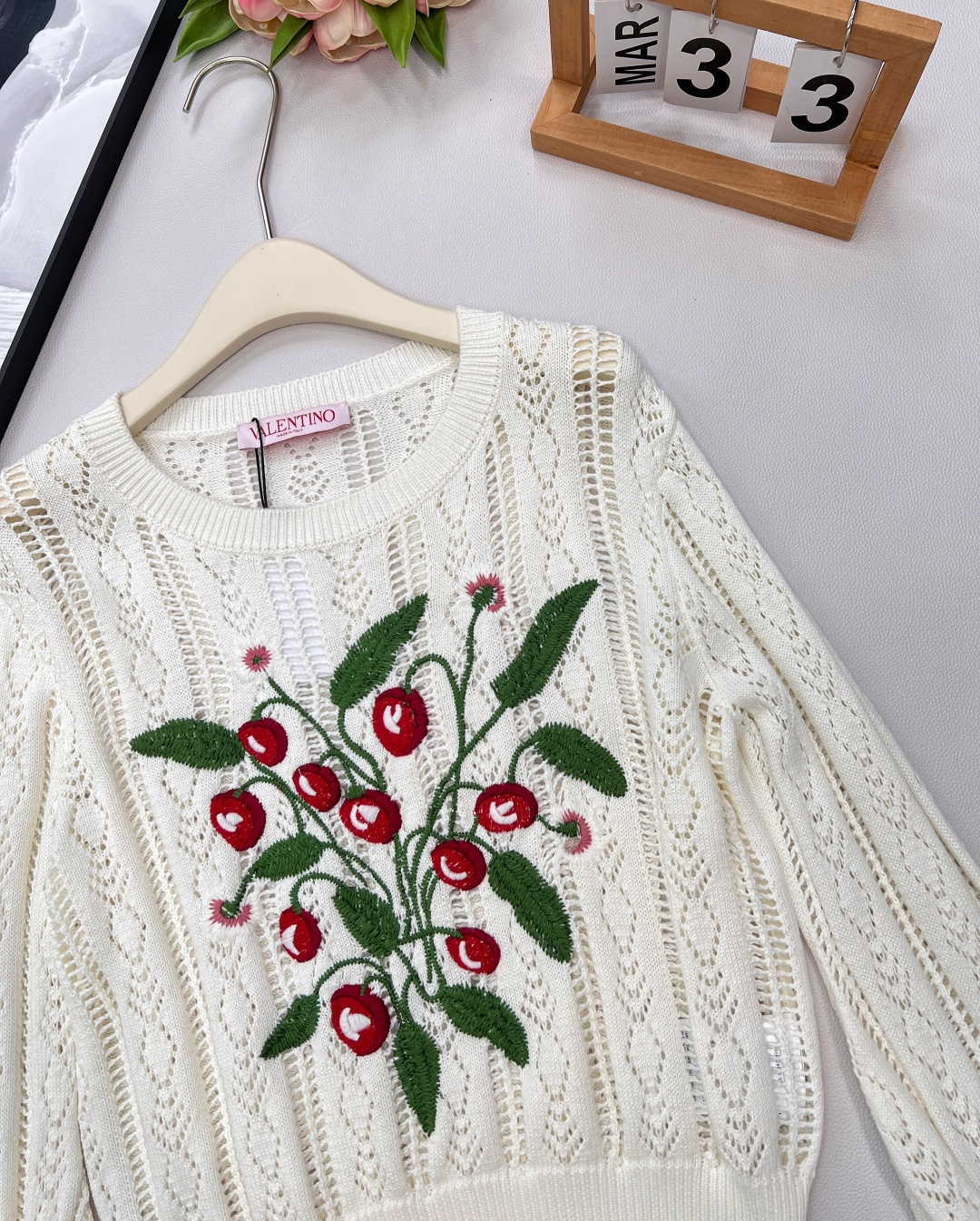 🆕Valentino 新款华伦天奴花朵刺绣镂空针织长袖。人间富贵花氛围感💐 被问爆的复古宫廷风神衣！Va