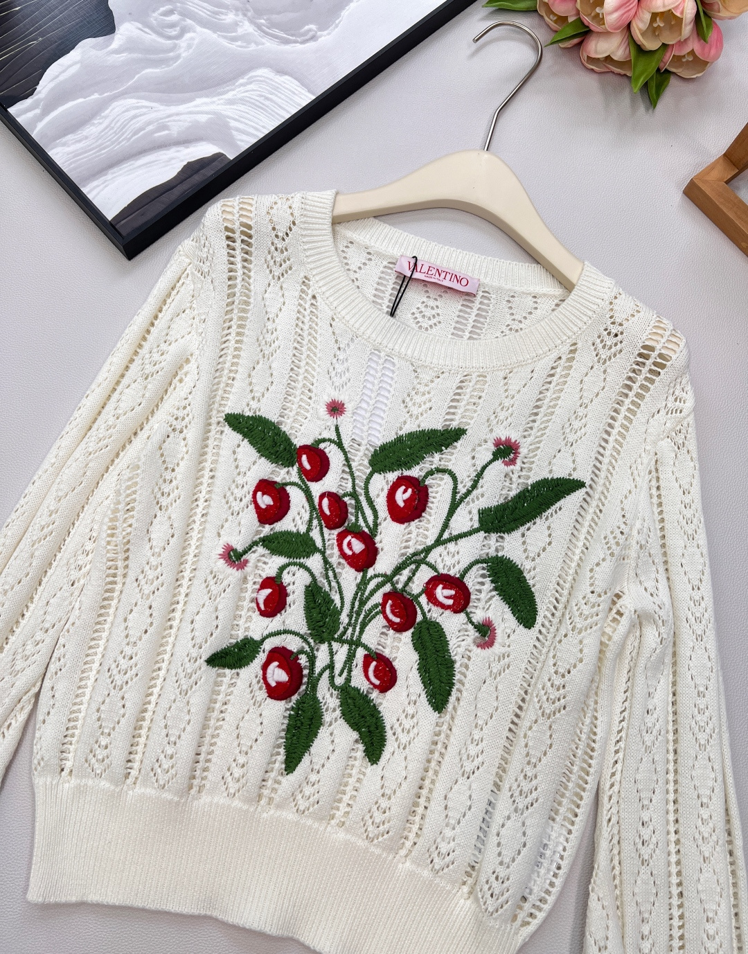 🆕Valentino 新款华伦天奴花朵刺绣镂空针织长袖。人间富贵花氛围感💐 被问爆的复古宫廷风神衣！Va