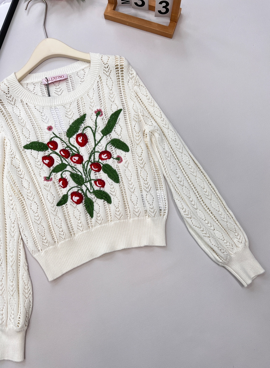 🆕Valentino 新款华伦天奴花朵刺绣镂空针织长袖。人间富贵花氛围感💐 被问爆的复古宫廷风神衣！Va