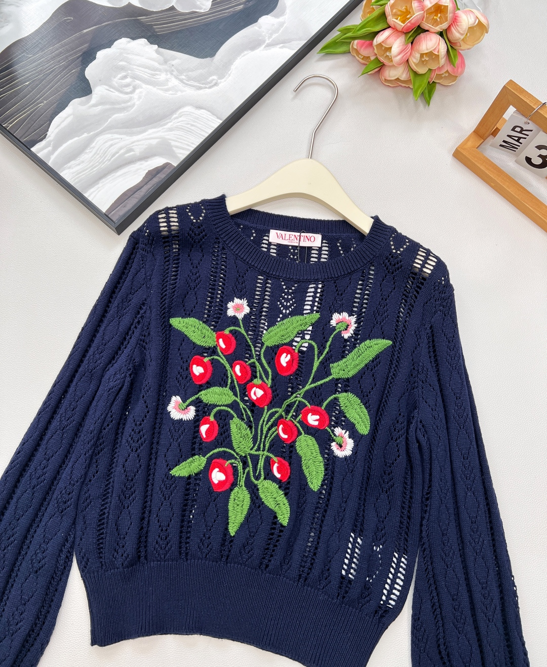 🆕Valentino 新款华伦天奴花朵刺绣镂空针织长袖。人间富贵花氛围感💐 被问爆的复古宫廷风神衣！Va