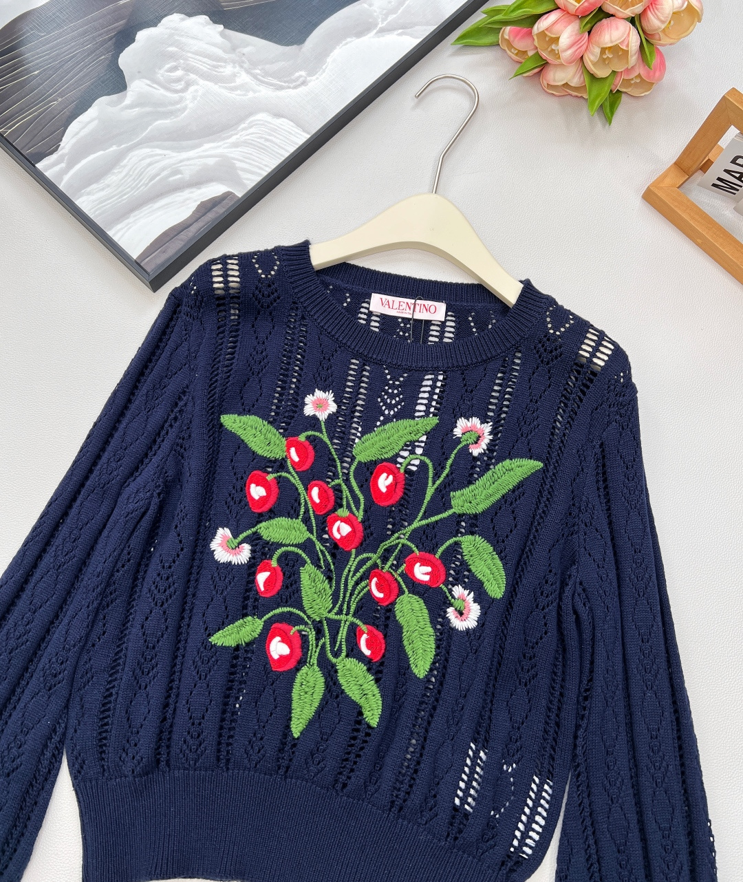 🆕Valentino 新款华伦天奴花朵刺绣镂空针织长袖。人间富贵花氛围感💐 被问爆的复古宫廷风神衣！Va