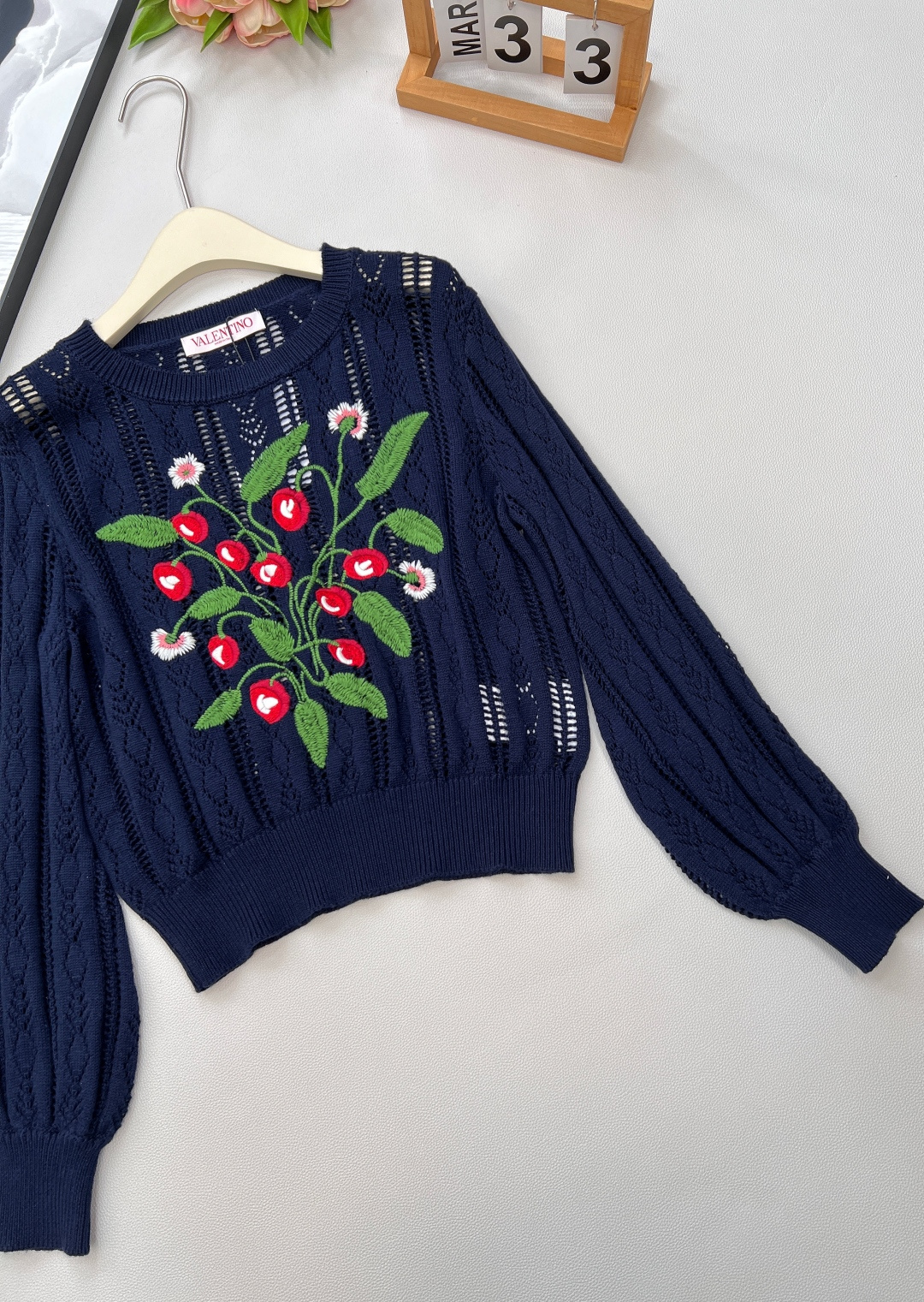 🆕Valentino 新款华伦天奴花朵刺绣镂空针织长袖。人间富贵花氛围感💐 被问爆的复古宫廷风神衣！Va