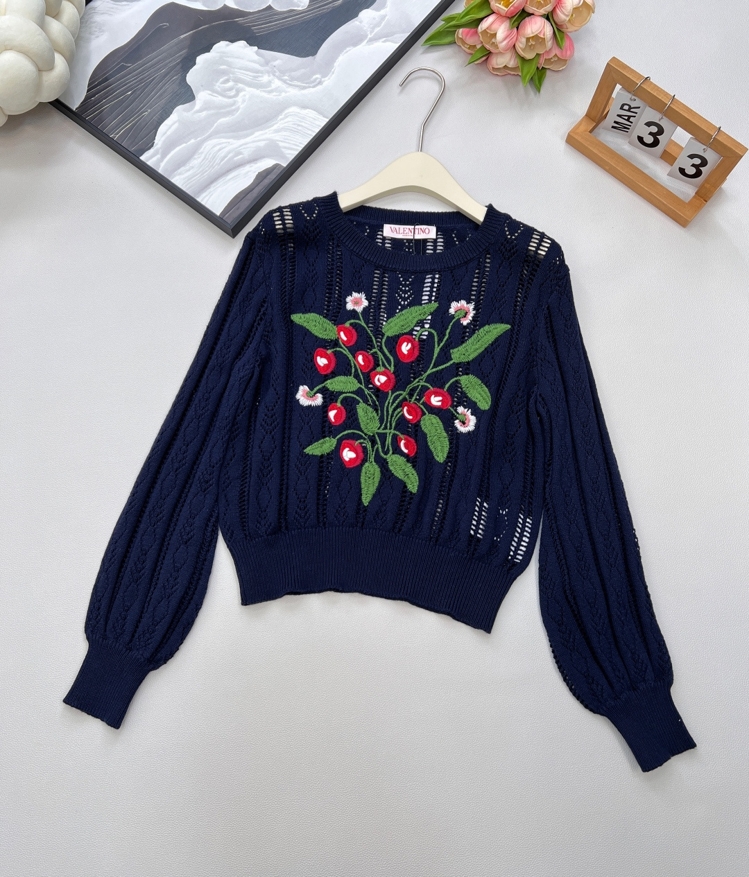 NO:434983,Valentino's new Valentino flower embroidery hollow knitted long sleeves. The atmosphere of rich flowers in the world. The retro palace style god clothes that were asked!  Valentino's knitted top is directly worn with 'romantic and noble' on the body. The hollow + embroidered double buff exquisite hollow weave pattern reveals small sexy, the three-dimensional flower embroidery is vivid and high-end, and the retro tone is full~ The loose silhouette design hides the flesh and makes you look slimming!  No matter what body shape, it will be relaxed, lazy and fashionable when worn~ Two colors can be selected from dark colors, mysterious and elegant, with a sense of story; white is fresh and gentle, like wearing spring flowers on your body. Wearing alone is the focus of the street, and layering of inner layers is even more amazing!  With a high-waisted skirt = French lazy style, jeans = sweet and cool mix, easy to grasp the atmosphere of 'Rich Flowers in the World', complete three standards, two colors, size sml code, valentino, valentino, skirts, jeans, alexander wang19860909Valentino 新款华伦天奴花朵刺绣镂空针织长袖.人间富贵花氛围感 被问爆的复古宫廷风神衣！Valentino 这件针织上衣,直接把「浪漫贵气」穿在身上 镂空+刺绣双buff精致镂空织纹透着小性感,立体花朵刺绣鲜活又高级,复古腔调拉满～ 宽松廓形设计藏肉显瘦一把手！不管什么身材,套上就自带松弛感,慵懒又时髦～ 双色可选深色神秘优雅,自带故事感；白色清新温柔,像把春日繁花穿在身上 单穿是街头焦点,内搭叠穿更绝！配高腰裙=法式慵懒,搭牛仔裤=甜酷混搭,轻松拿捏「人间富贵花」氛围感 ,三标齐全,两色出 尺码sml 编码,,valentino,valentino,skirts,jeans,alexander wang,Women's clothing