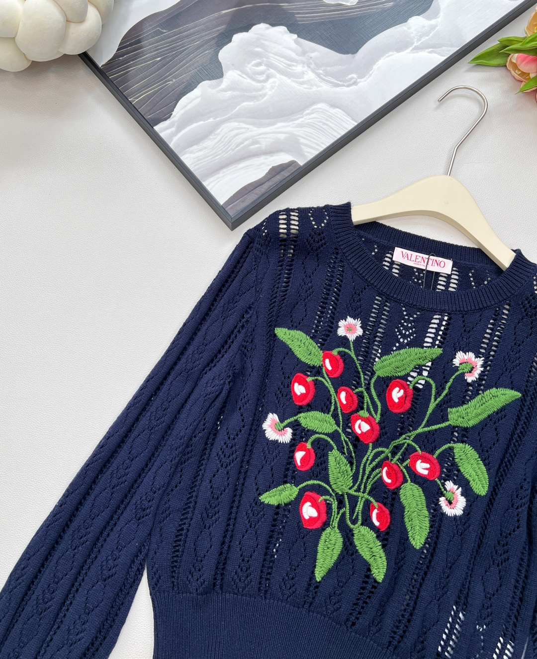 🆕Valentino 新款华伦天奴花朵刺绣镂空针织长袖。人间富贵花氛围感💐 被问爆的复古宫廷风神衣！Va