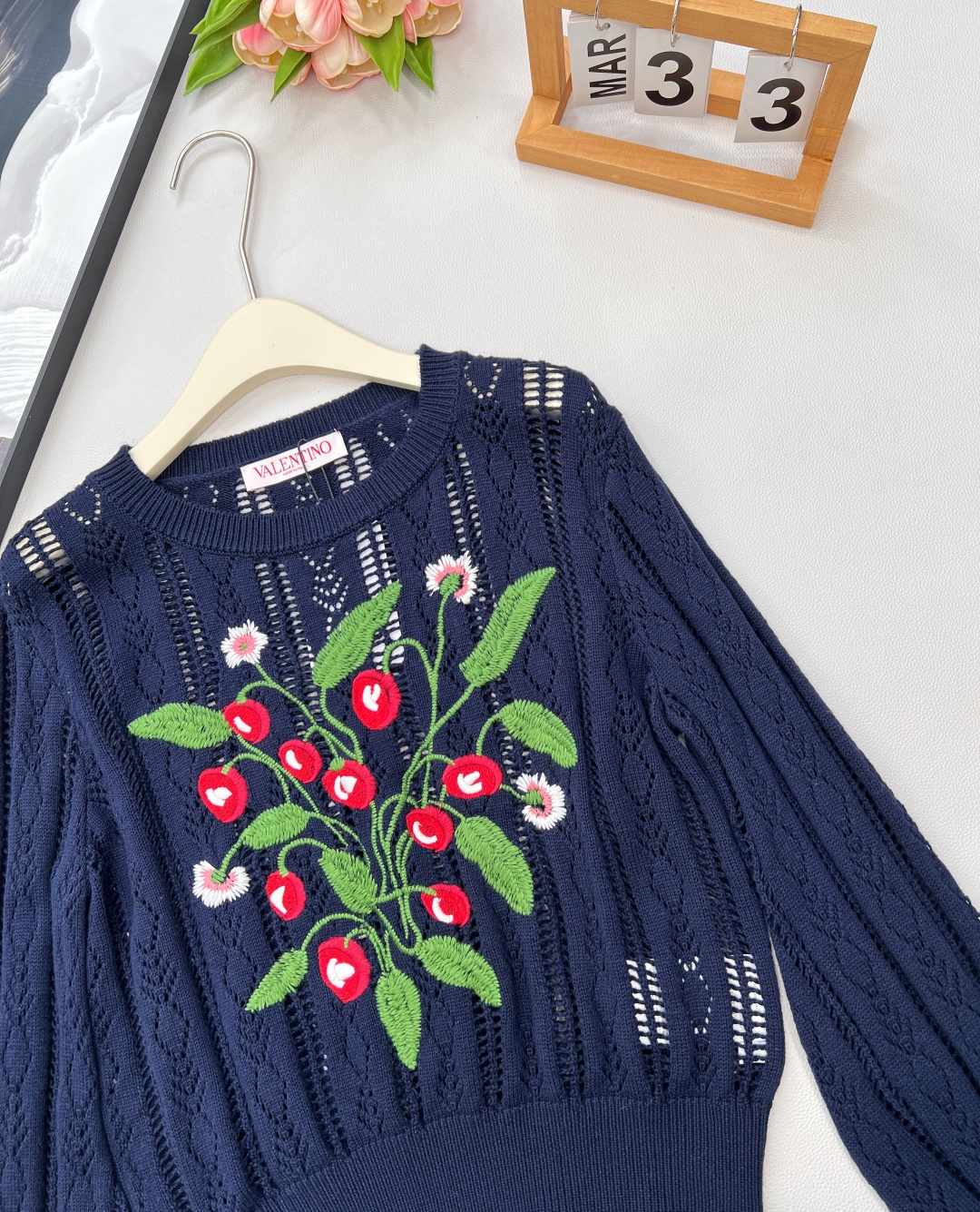 🆕Valentino 新款华伦天奴花朵刺绣镂空针织长袖。人间富贵花氛围感💐 被问爆的复古宫廷风神衣！Va