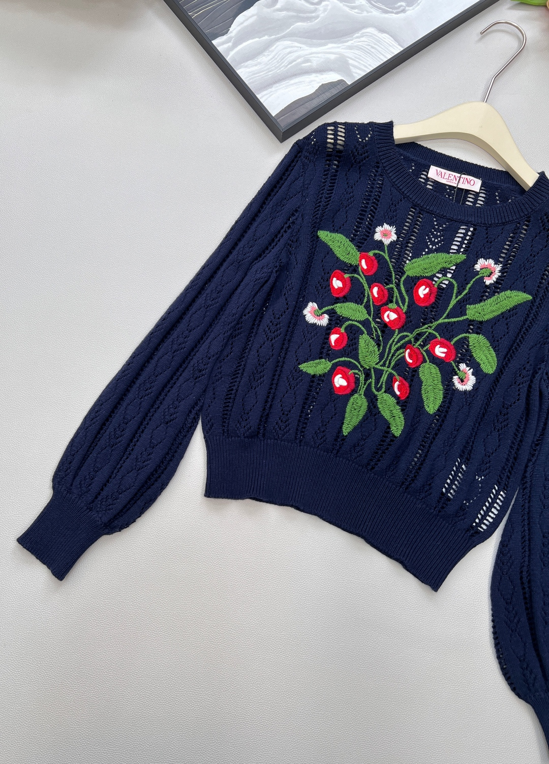 🆕Valentino 新款华伦天奴花朵刺绣镂空针织长袖。人间富贵花氛围感💐 被问爆的复古宫廷风神衣！Va