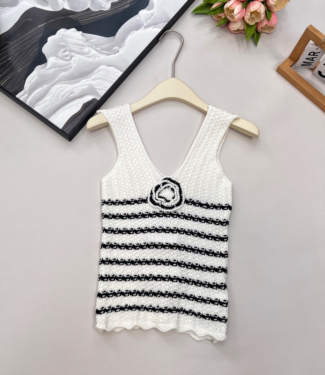 NO:434961,CHANEL's new Xiaoxiangfeng Camellia striped knitted vest |, French elegance Who can refuse the exquisiteness of Xiaoxiangfeng!  This camellia striped knitted vest is welded to the body with 'elegant and relaxed feeling'. Classic stripes + camellia black and white/navy stripes come with a retro filter, three-dimensional camellia embroidery finishes the finishing touch, and the small fragrance is full of the iconic and exquisite feeling~ The V-neck + sleeveless design extends the neck line, revealing the right-angled shoulders, making it look slim and elegant, and it is superb to wear it alone!  The knitted fabric is soft and skin-friendly, with a textured feel. Wear shirts/slings in summer, and layered suits/cardigans in spring and autumn. We can make a styling in all seasons~ Wear high-waisted pants = French lazy, floral skirt = sweet and saucy mix and match, easily grasp the atmosphere of 'noble ladies'. When you go out, you will have two colors and three standards!  Size sml encoding, chanel, skirts,shirts,business suit,alexander wang19860909CHANEL新款小香风山茶花条纹针织背心 |,拿捏法式优雅 谁能拒绝小香风的精致！这件山茶花条纹针织背心,把「优雅松弛感」焊在身上 经典条纹+山茶花黑白/藏青条纹自带复古滤镜,立体山茶花刺绣点睛,小香标志性精致感拉满～ V领+无袖设计拉长颈部线条,露出直角肩,显瘦又显气质,单穿内搭都超绝！ 针织面料软糯亲肤,自带纹理感,夏天搭衬衫/吊带,春秋叠穿西装/开衫,四季都能凹造型～ 配高腰裤=法式慵懒,搭碎花裙=甜飒混搭,轻松拿捏「贵气小姐姐」氛围感 穿它出门,两色出三标齐全！ 尺码sml 编码,,chanel,skirts,shirts,business suit,alexander wang,Women's clothing