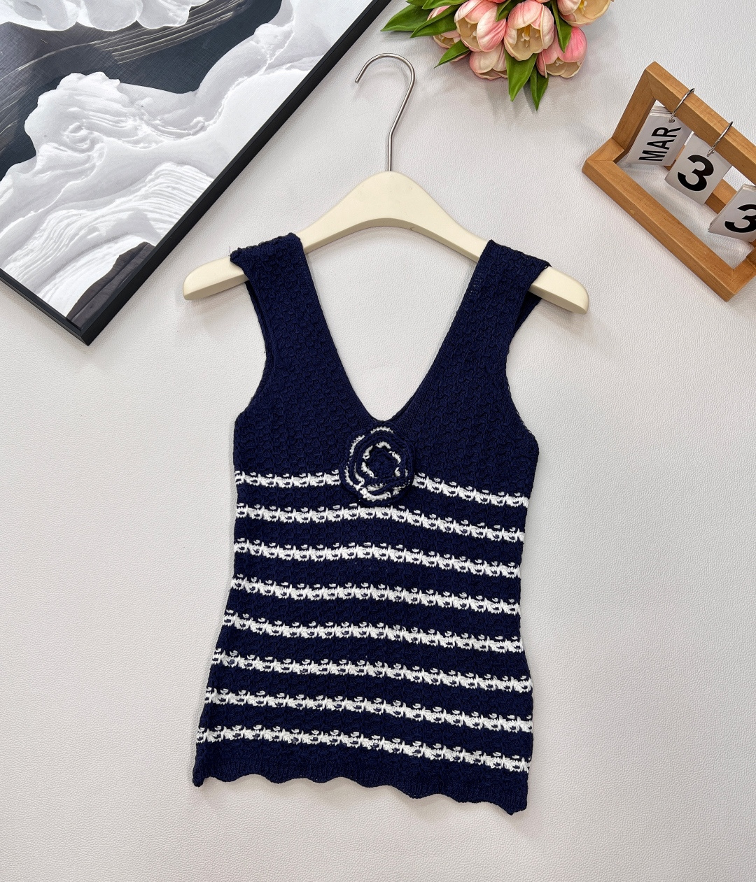 NO:434967,CHANEL's new Xiaoxiangfeng Camellia striped knitted vest |, French elegance Who can refuse the exquisiteness of Xiaoxiangfeng!  This camellia striped knitted vest is welded to the body with 'elegant and relaxed feeling'. Classic stripes + camellia black and white/navy stripes come with a retro filter, three-dimensional camellia embroidery finishes the finishing touch, and the small fragrance is full of the iconic exquisiteness~ The V-neck + sleeveless design extends the neck line, revealing the right-angled shoulders, making it look slim and elegant, and it is superb to wear it alone!  The knitted fabric is soft and skin-friendly, with a textured feel. Wear shirts/slings in summer, and layered suits/cardigans in spring and autumn. We can make a styling in all seasons~ Wear high-waisted pants = French lazy, floral skirt = sweet and saucy mix and match, easily grasp the atmosphere of 'noble ladies'. When you go out, you will have two colors and three standards!  Size sml encoding, chanel, skirts,shirts,business suit,alexander wang19860909CHANEL新款小香风山茶花条纹针织背心 |,拿捏法式优雅 谁能拒绝小香风的精致！这件山茶花条纹针织背心,把「优雅松弛感」焊在身上 经典条纹+山茶花黑白/藏青条纹自带复古滤镜,立体山茶花刺绣点睛,小香标志性精致感拉满～ V领+无袖设计拉长颈部线条,露出直角肩,显瘦又显气质,单穿内搭都超绝！ 针织面料软糯亲肤,自带纹理感,夏天搭衬衫/吊带,春秋叠穿西装/开衫,四季都能凹造型～ 配高腰裤=法式慵懒,搭碎花裙=甜飒混搭,轻松拿捏「贵气小姐姐」氛围感 穿它出门,两色出三标齐全！ 尺码sml 编码,,chanel,skirts,shirts,business suit,alexander wang,Women's clothing