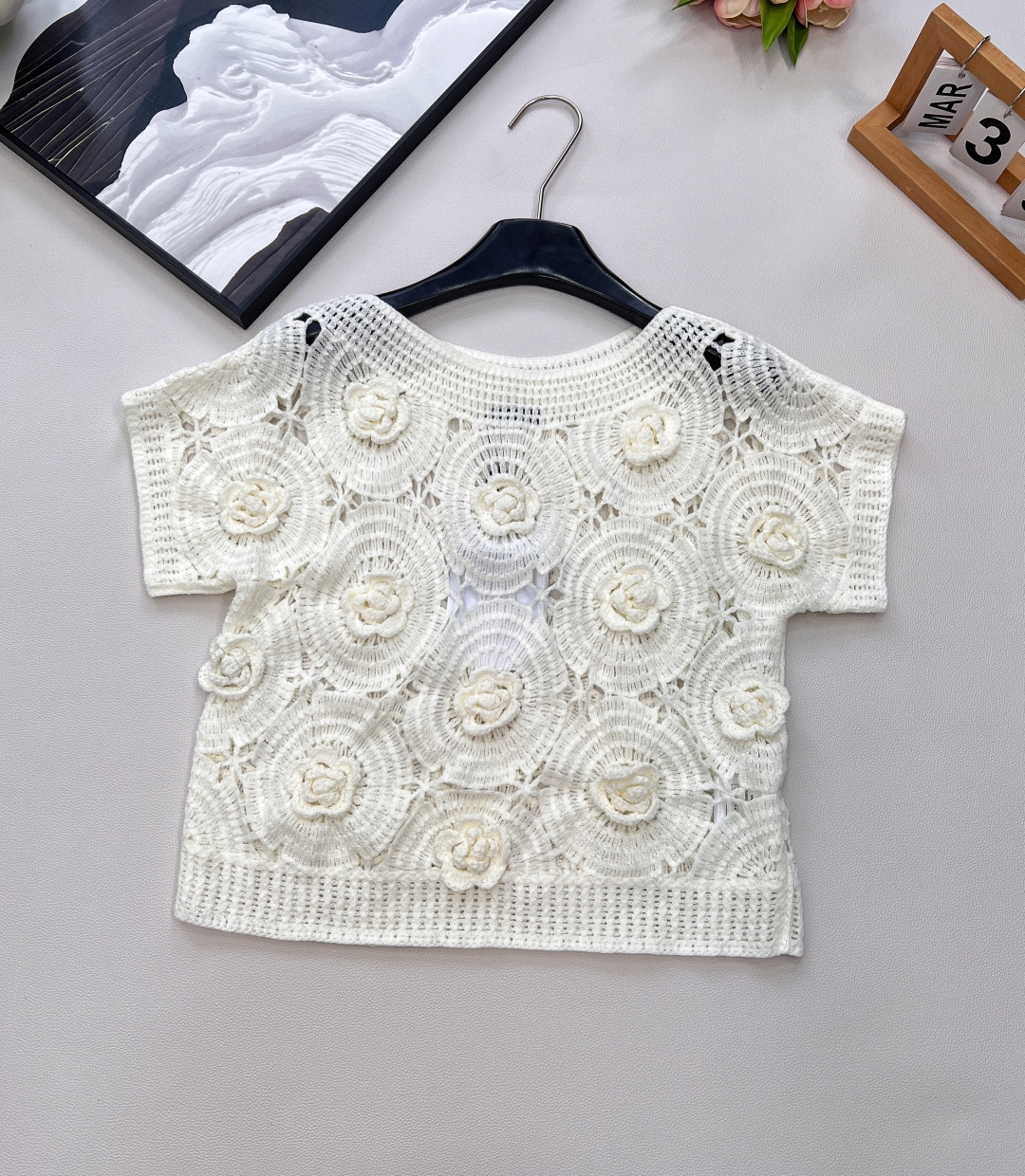 NO:434973,CHANEL's new Xiaoxiang Camellia Hollow One-Line Knitted Short Sleeve. Wear 'French Romance' on your body. Xiaoxiang's classic camellia series has another big move!  This hollowed-out one-length knitted short sleeve directly welds the 'elegant and exquisite feeling' to the end. Three-dimensional camellia + hollow crochet hand-made three-dimensional camellia is distributed staggered, the hollow crochet texture is delicate and high-end, and the signature romantic atmosphere of the small fragrance is full~ The one-length collar + short sleeve design reveals the shoulder and neck lines, with a French lazy and relaxing feeling, which is breathable and not stuffy in summer, and can also quietly hide the worship meat~ The knitted fabric is soft and glutinous and skin-friendly and has a strong sense of comfort when worn close to the body. It is a street C position and the inner layer of shirts/slings are even more amazing!  With a high-waisted skirt = French celebrity, with jeans = sweet and saucy mix and match, easy to grasp the atmosphere of 'rich daughter' with three standards, large-scale products, size sml code, chanel, skirts, jeans,shirts, T-shirt, alexander wang19860909CHANEL新款小香山茶花镂空一字领针织短袖 .把“法式浪漫”穿在身上 小香经典山茶花系列又放大招！这件镂空一字领针织短袖,直接把「优雅精致感」焊死 立体山茶花+镂空钩织手工感立体山茶花错落分布,镂空钩织纹理细腻又高级,小香标志性浪漫氛围拉满～ 一字领+短袖设计露出肩颈线条,自带法式慵懒松弛感,夏天穿透气不闷,还能悄悄藏起拜拜肉～ 针织面料软糯亲肤有筋骨,贴身穿舒适度满分,单穿是街头C位,内搭衬衫/吊带叠穿更绝！ 配高腰半裙=法式名媛,搭牛仔裤=甜飒混搭,轻松拿捏「富家千金」氛围感 三标齐全,大货出 尺码sml 编码,,chanel,skirts,jeans,shirts,T-shirt,alexander wang,Women's clothing