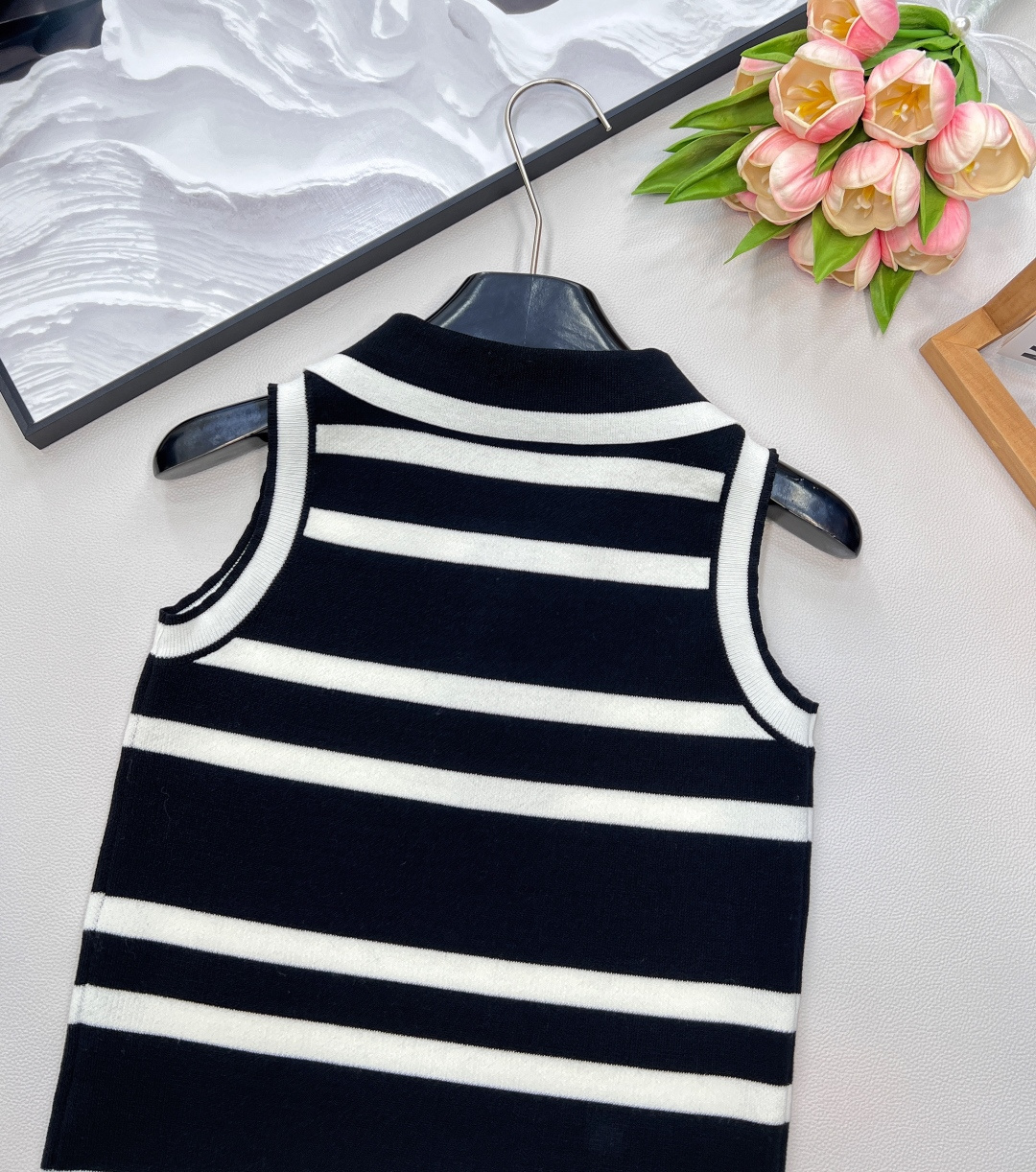 🆕YSL新款翻领刺绣字母条纹背心。爆款继续出货🔥条纹翻领背心！定位logo刺绣，海军风条纹时髦又高级!版