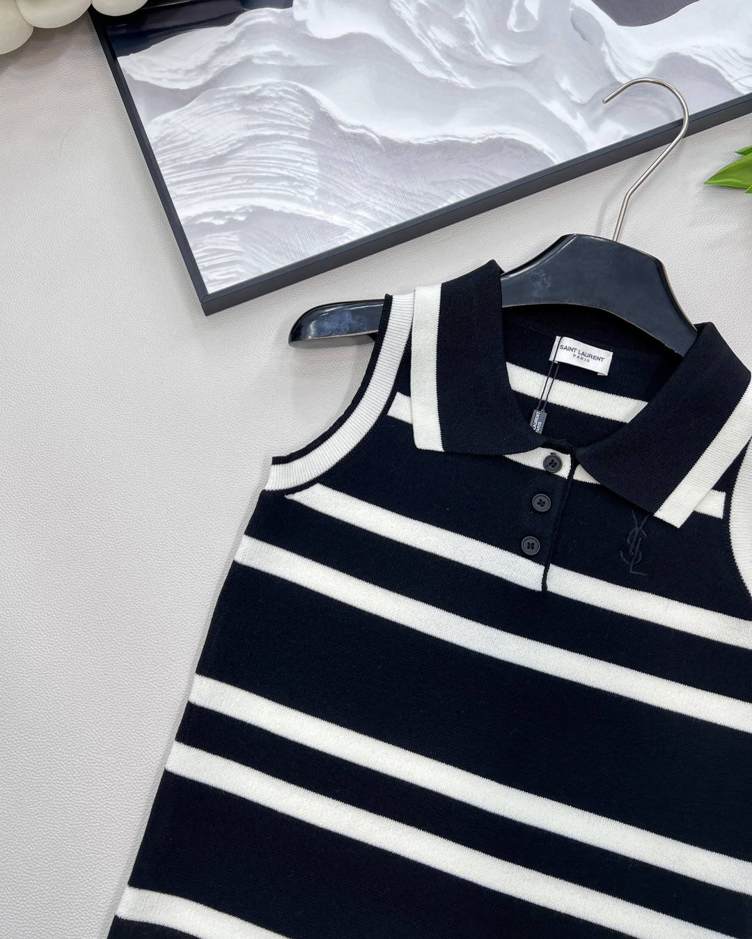 🆕YSL新款翻领刺绣字母条纹背心。爆款继续出货🔥条纹翻领背心！定位logo刺绣，海军风条纹时髦又高级!版