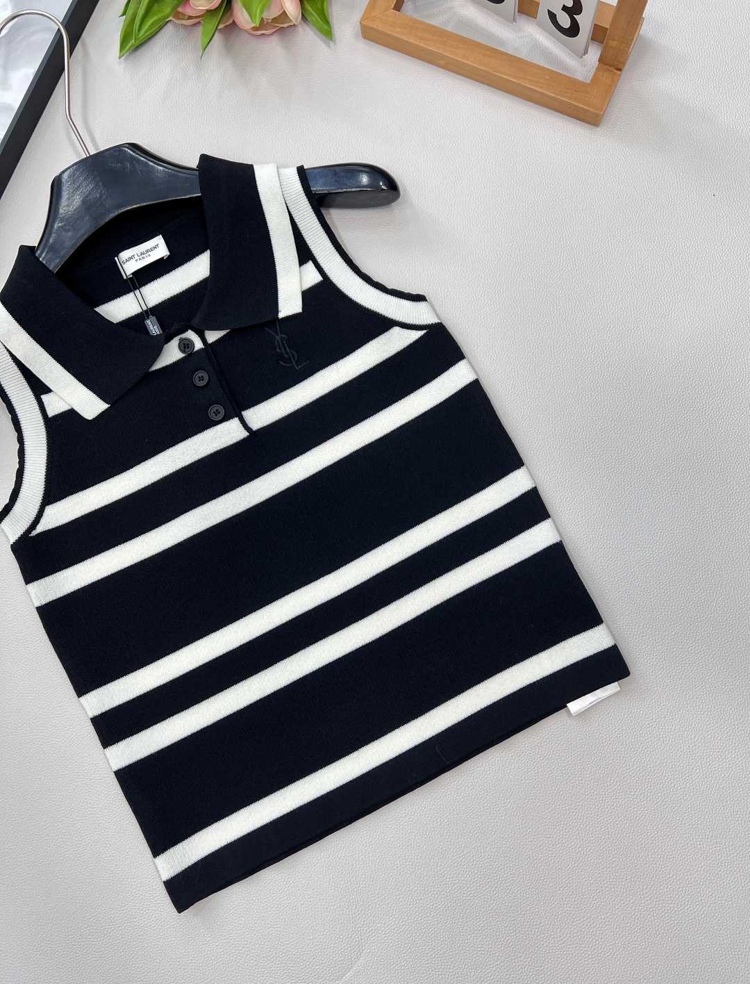🆕YSL新款翻领刺绣字母条纹背心。爆款继续出货🔥条纹翻领背心！定位logo刺绣，海军风条纹时髦又高级!版