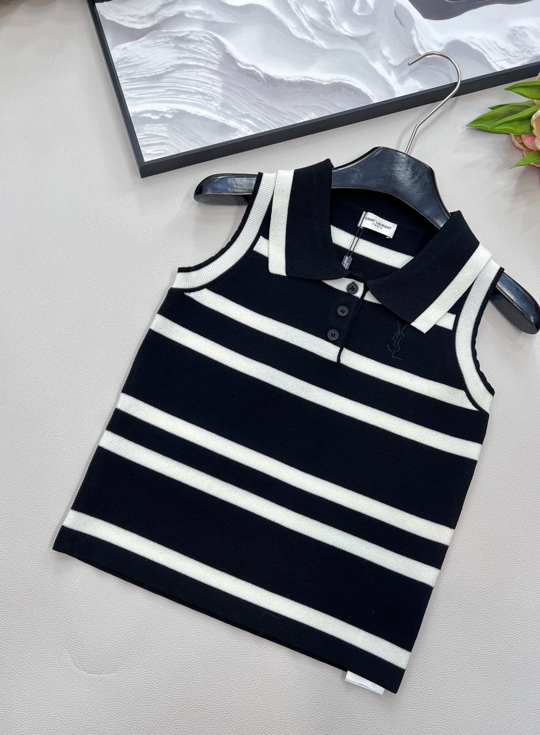 🆕YSL新款翻领刺绣字母条纹背心。爆款继续出货🔥条纹翻领背心！定位logo刺绣，海军风条纹时髦又高级!版