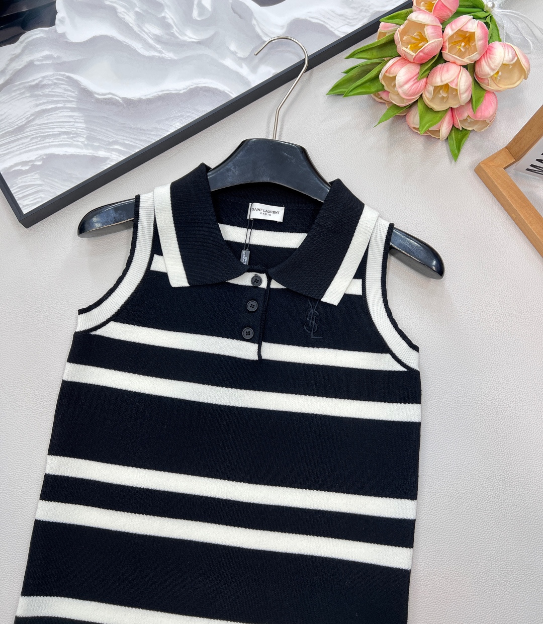 🆕YSL新款翻领刺绣字母条纹背心。爆款继续出货🔥条纹翻领背心！定位logo刺绣，海军风条纹时髦又高级!版