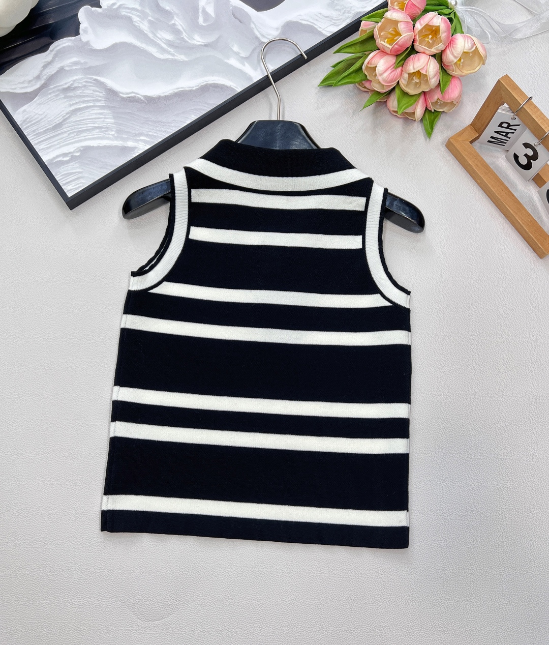 🆕YSL新款翻领刺绣字母条纹背心。爆款继续出货🔥条纹翻领背心！定位logo刺绣，海军风条纹时髦又高级!版