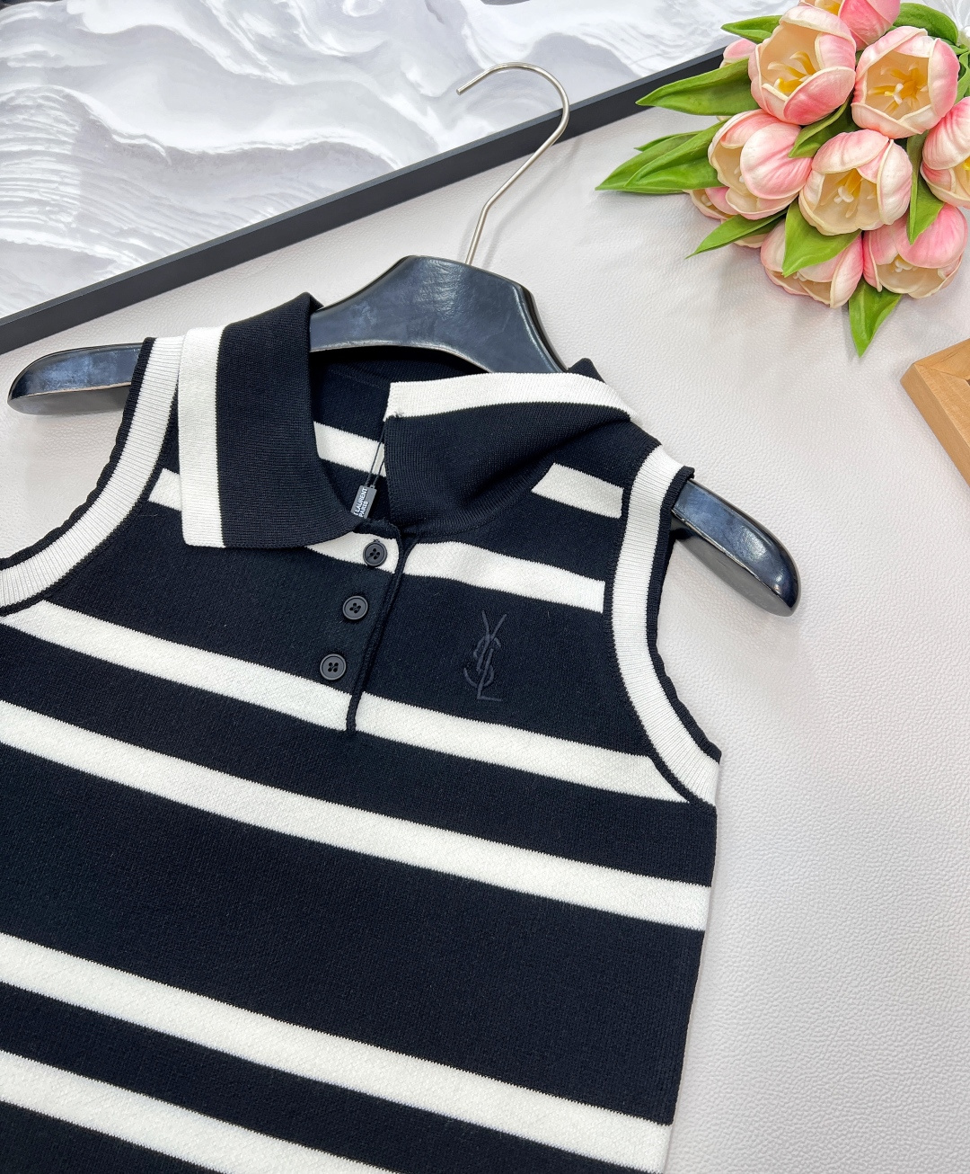 🆕YSL新款翻领刺绣字母条纹背心。爆款继续出货🔥条纹翻领背心！定位logo刺绣，海军风条纹时髦又高级!版